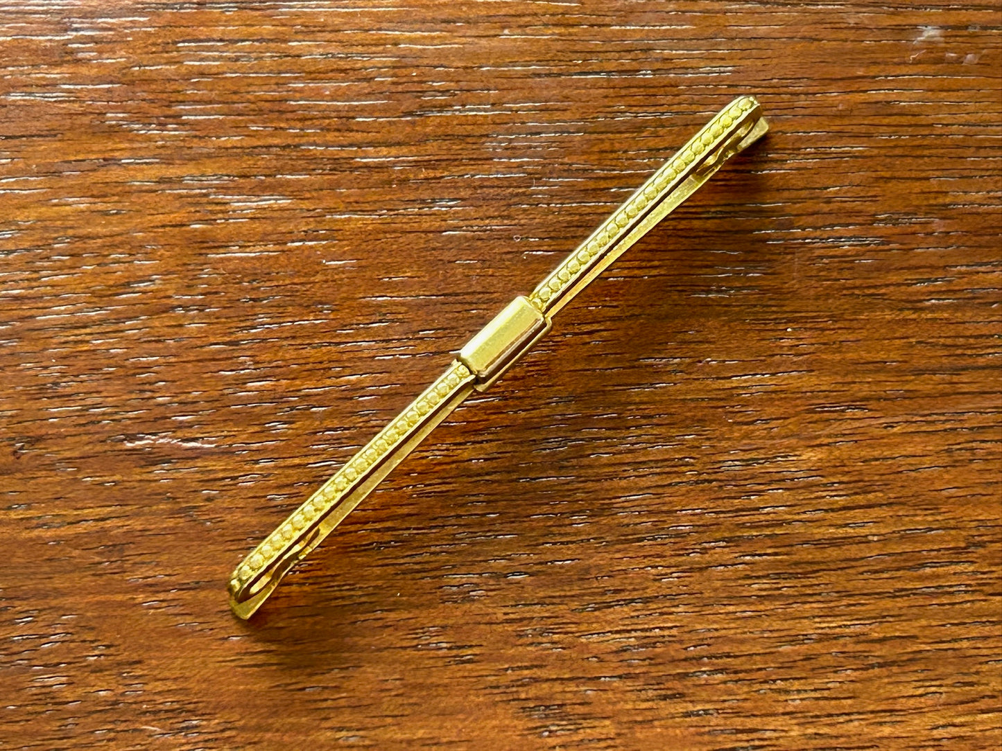 Vintage Simmons Mens Gold Tone Patterened Collar Clip w Pat Date