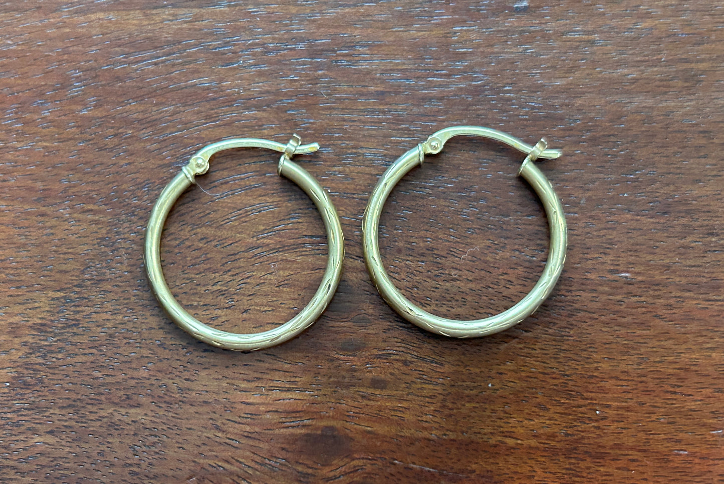 14k Yellow Gold Hoop Earrings Etched Pattern Medium Size Diamond Cut