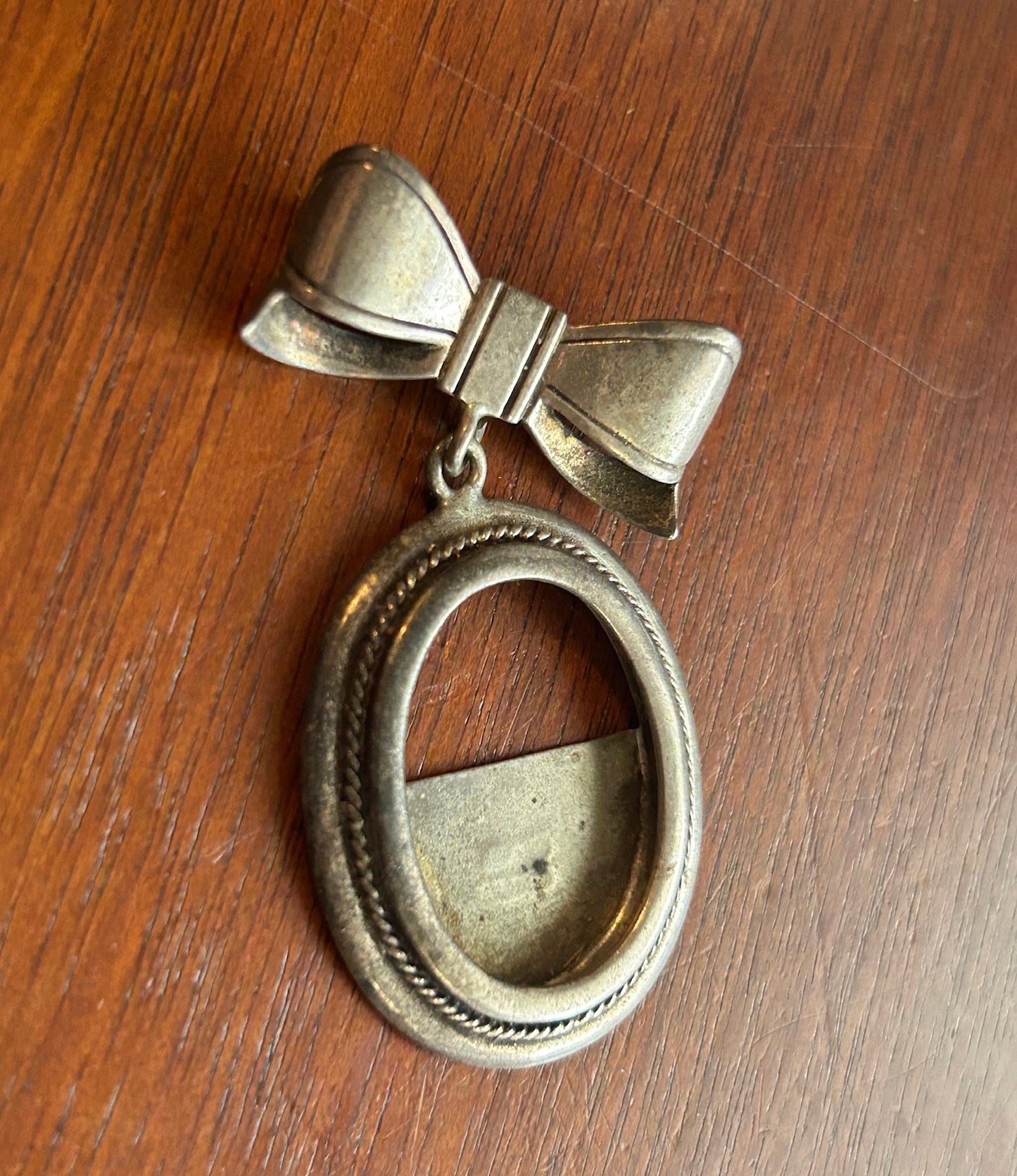 Vintage Sterling Silver 925 Bow Oval Shaped Picture Frame Brooch Pin Dangly