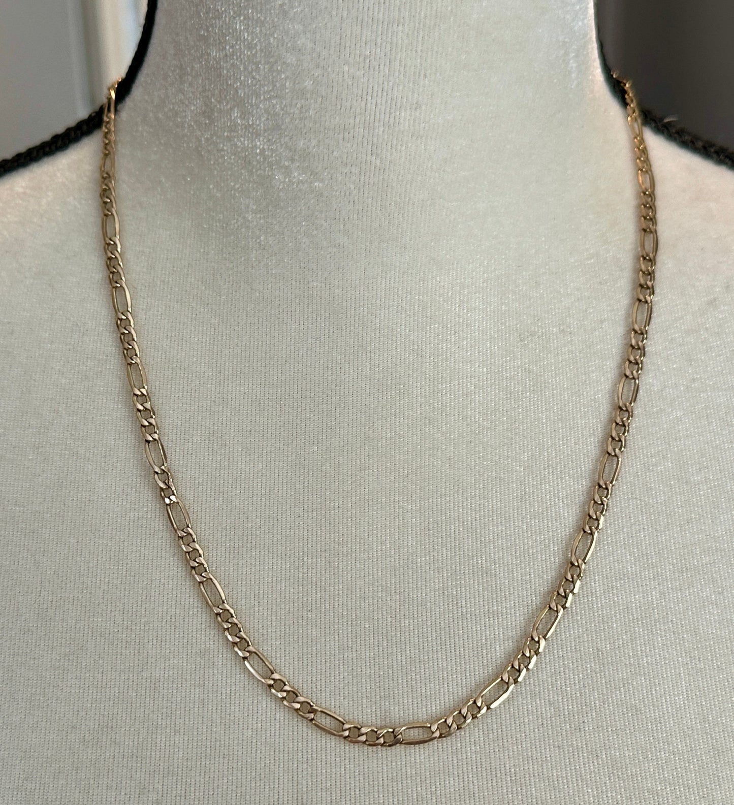 10k Yellow Gold Flat Figaro Chain Necklace 21.5" Long x 4mm * Damaged Link *