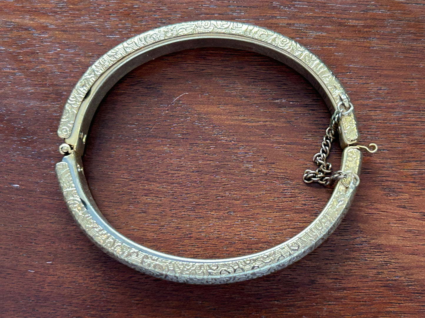 Vintage Gold Tone Hinged Safety Chain Floral Pattern Bangle Bracelet