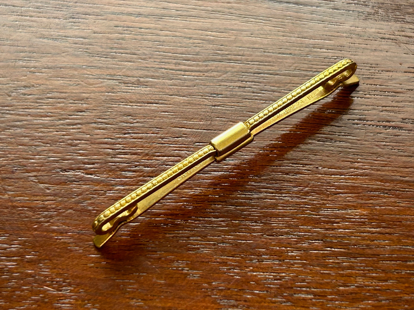 Vintage Simmons Mens Gold Tone Patterened Collar Clip w Pat Date