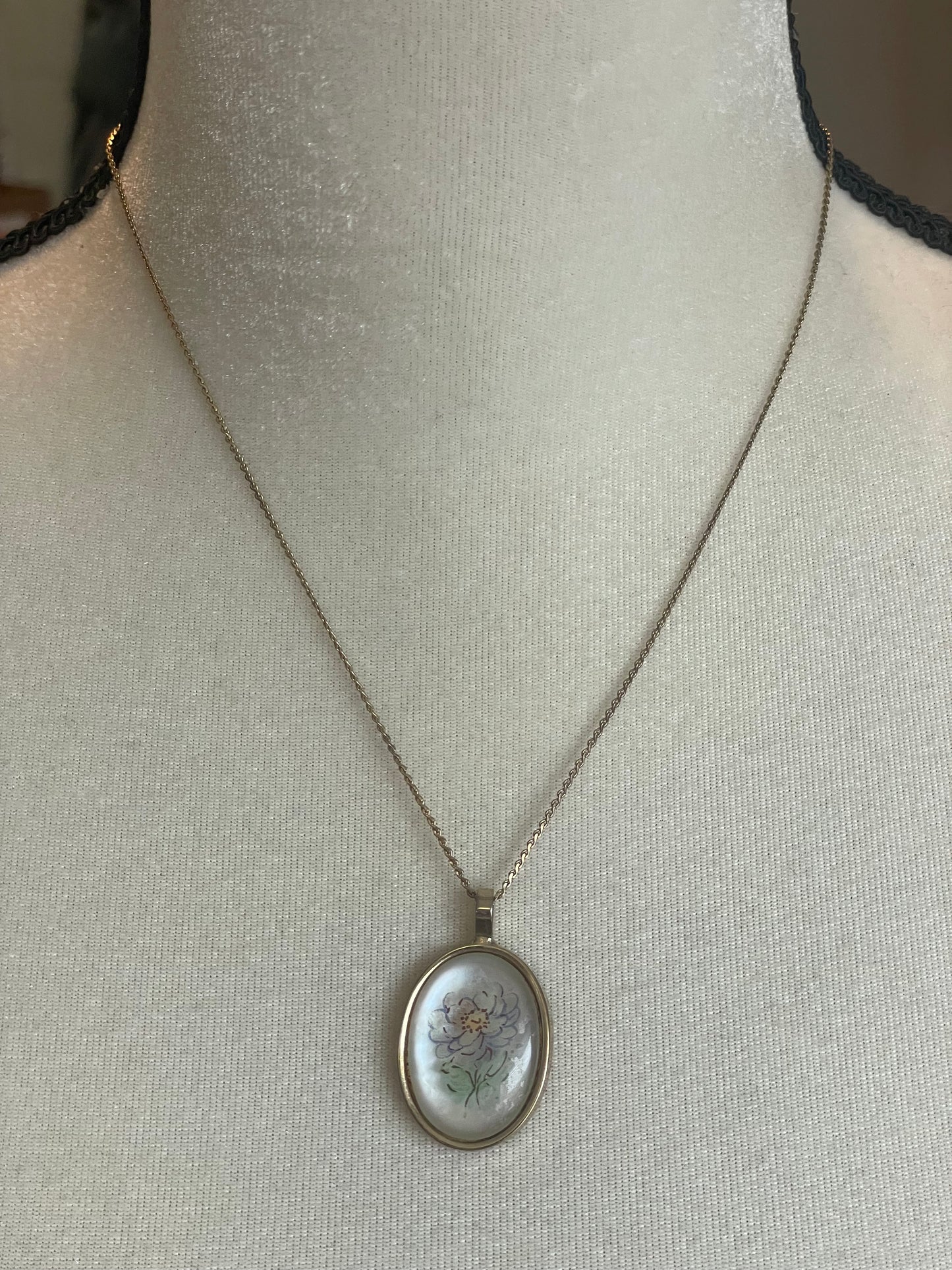 Vintage Gold Tone Chain Necklace Oval Floral Pendant