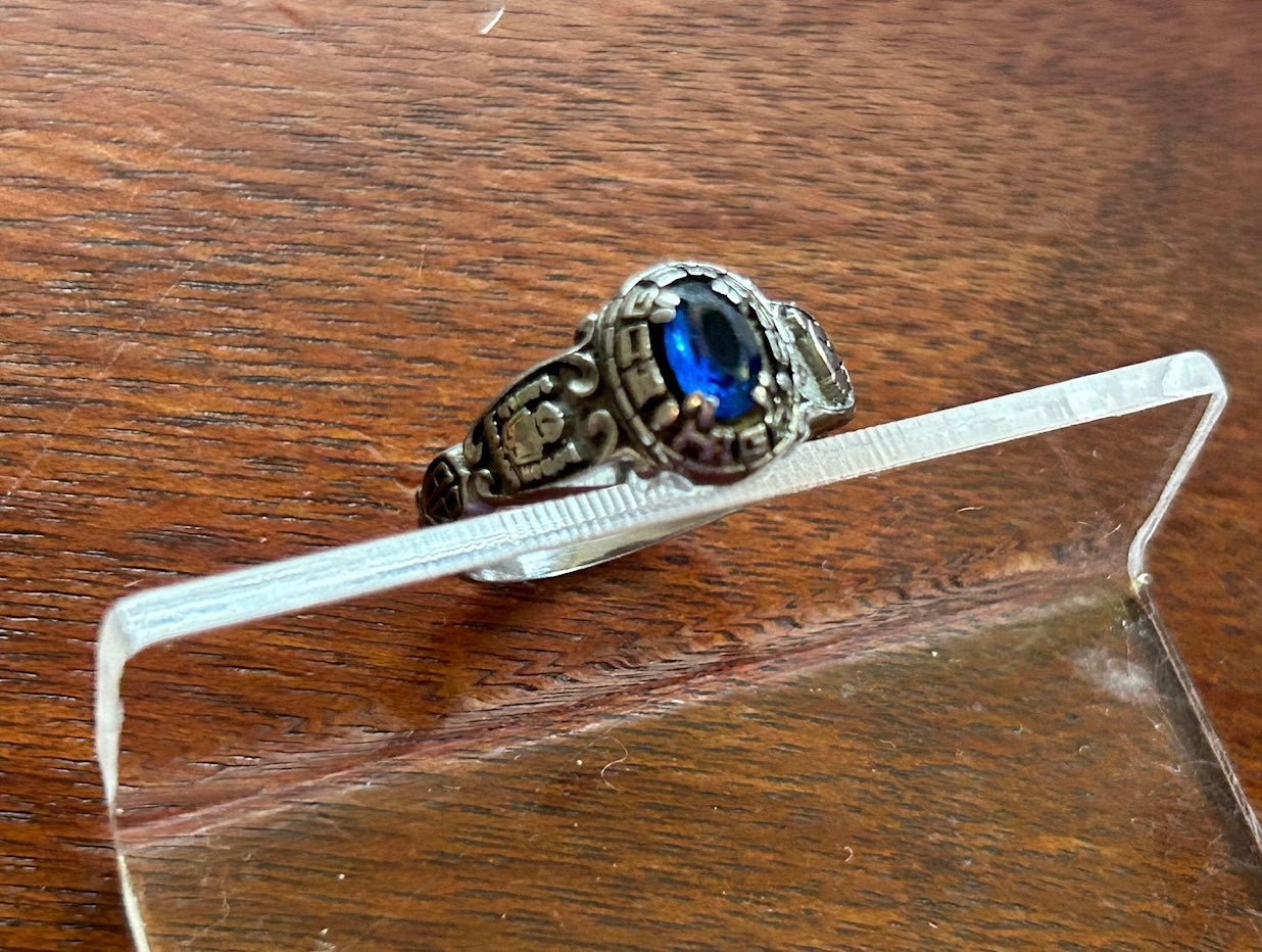 1982 R John Valadium Womans Class Ring Sz 6 Blue Stone