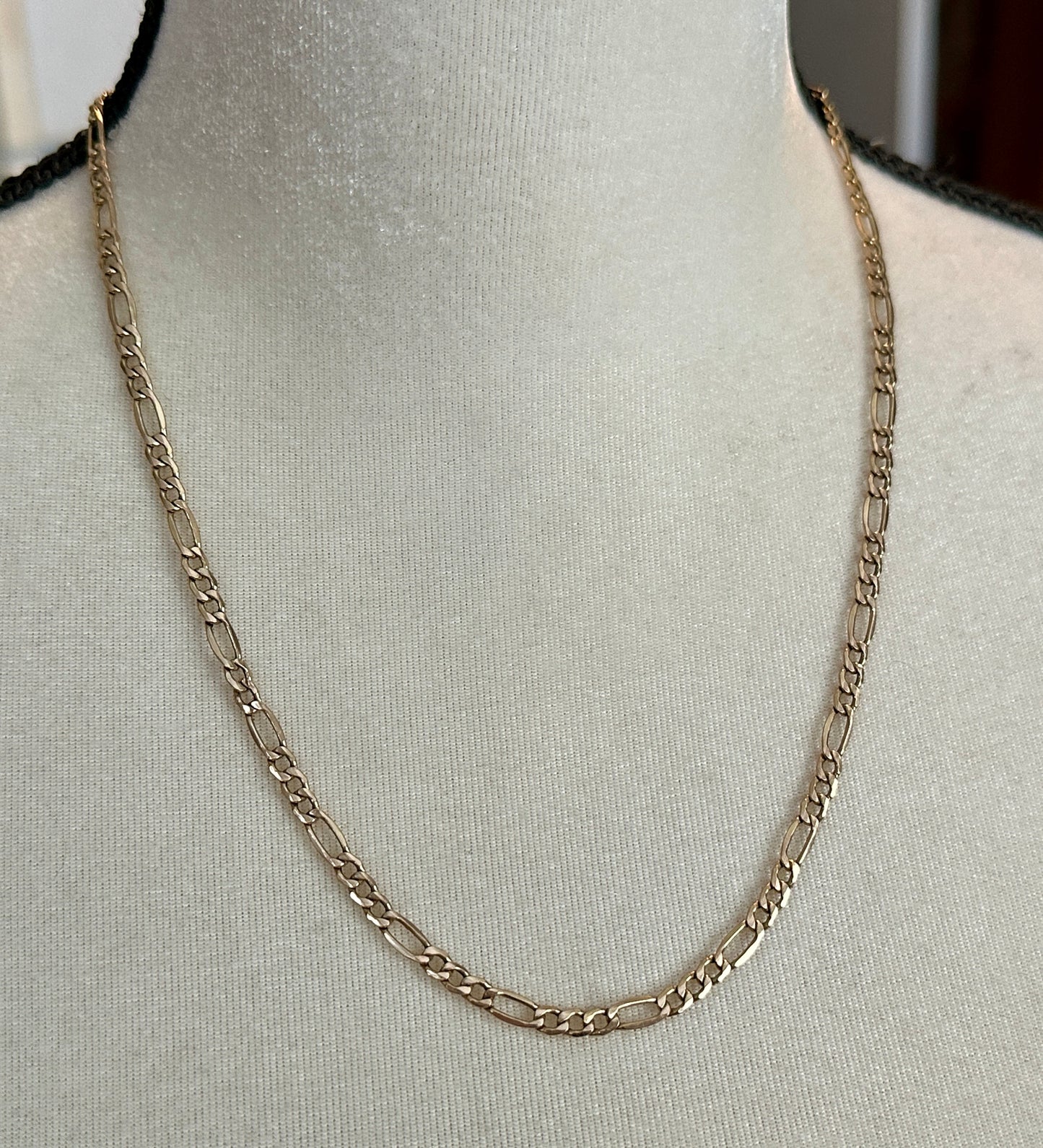 10k Yellow Gold Flat Figaro Chain Necklace 21.5" Long x 4mm * Damaged Link *