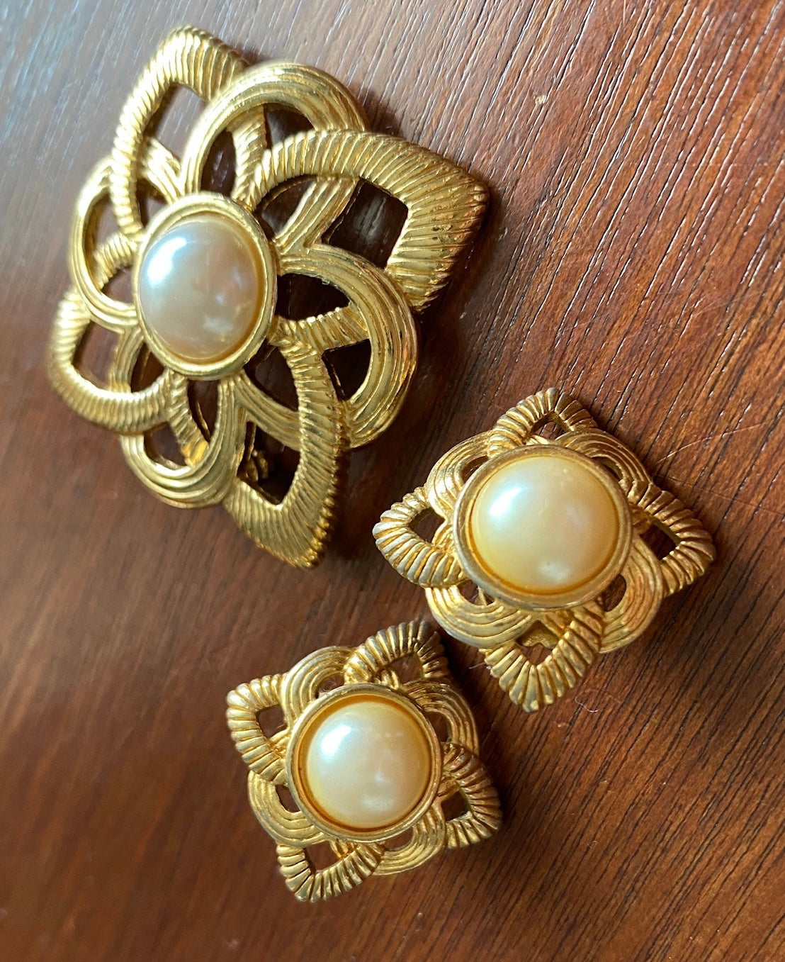 Vintage Gold Tone Faux Pearl Cabochon Jewelry Set Brooch Earrings Pierced