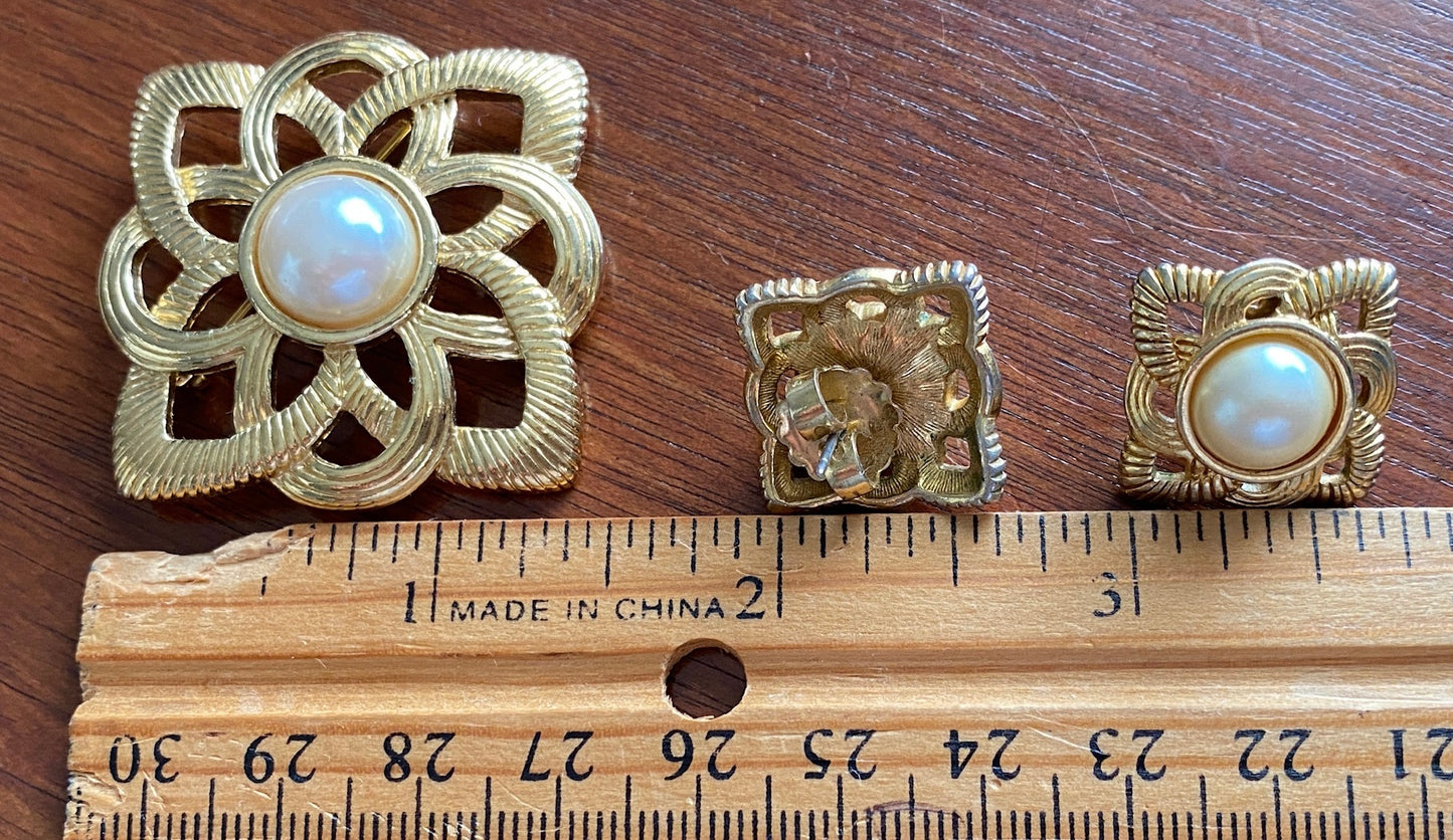 Vintage Gold Tone Faux Pearl Cabochon Jewelry Set Brooch Earrings Pierced