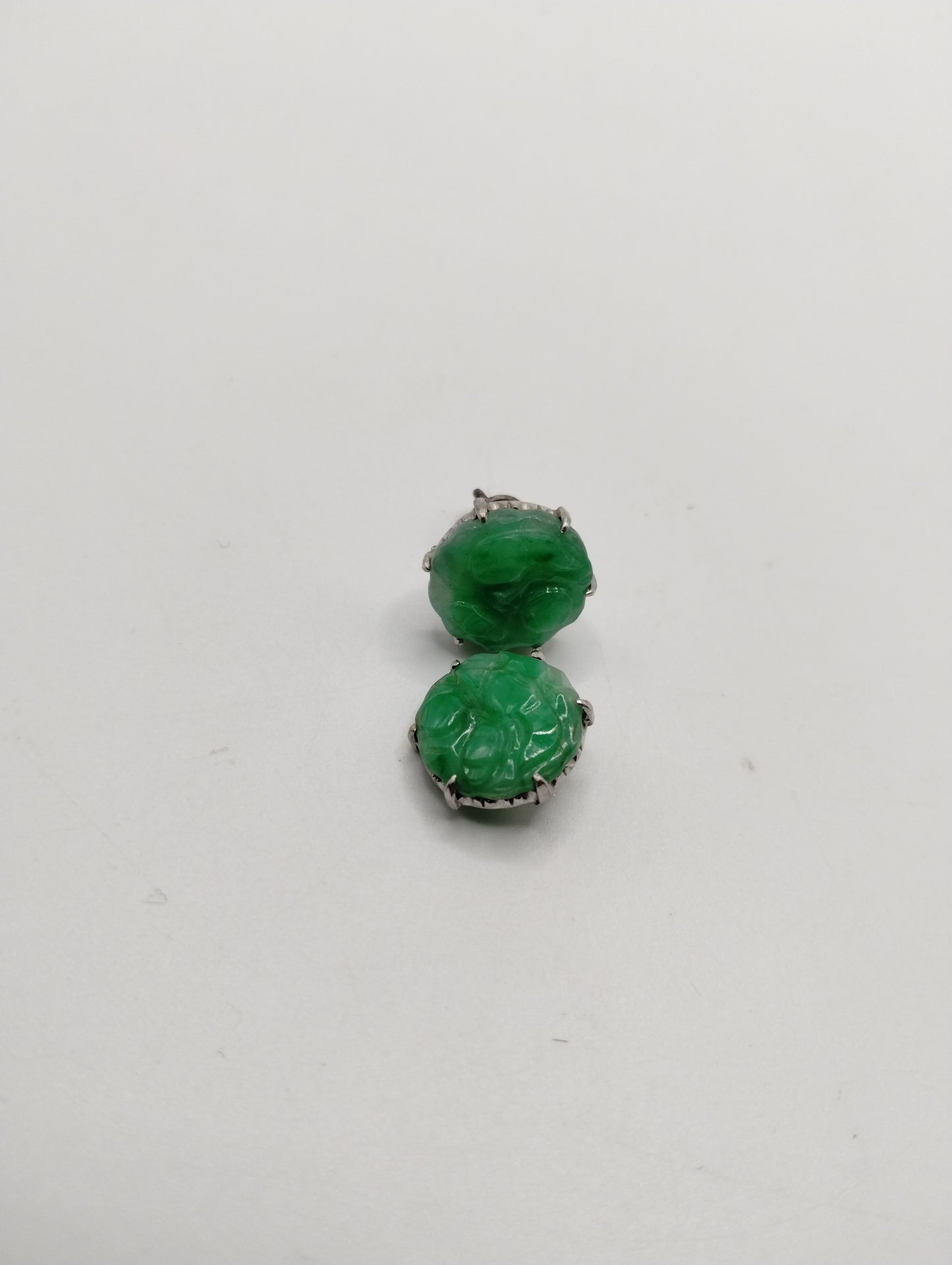 Antique Vintage 9ct White Gold Carved Jade Stud Earrings DAMAGED