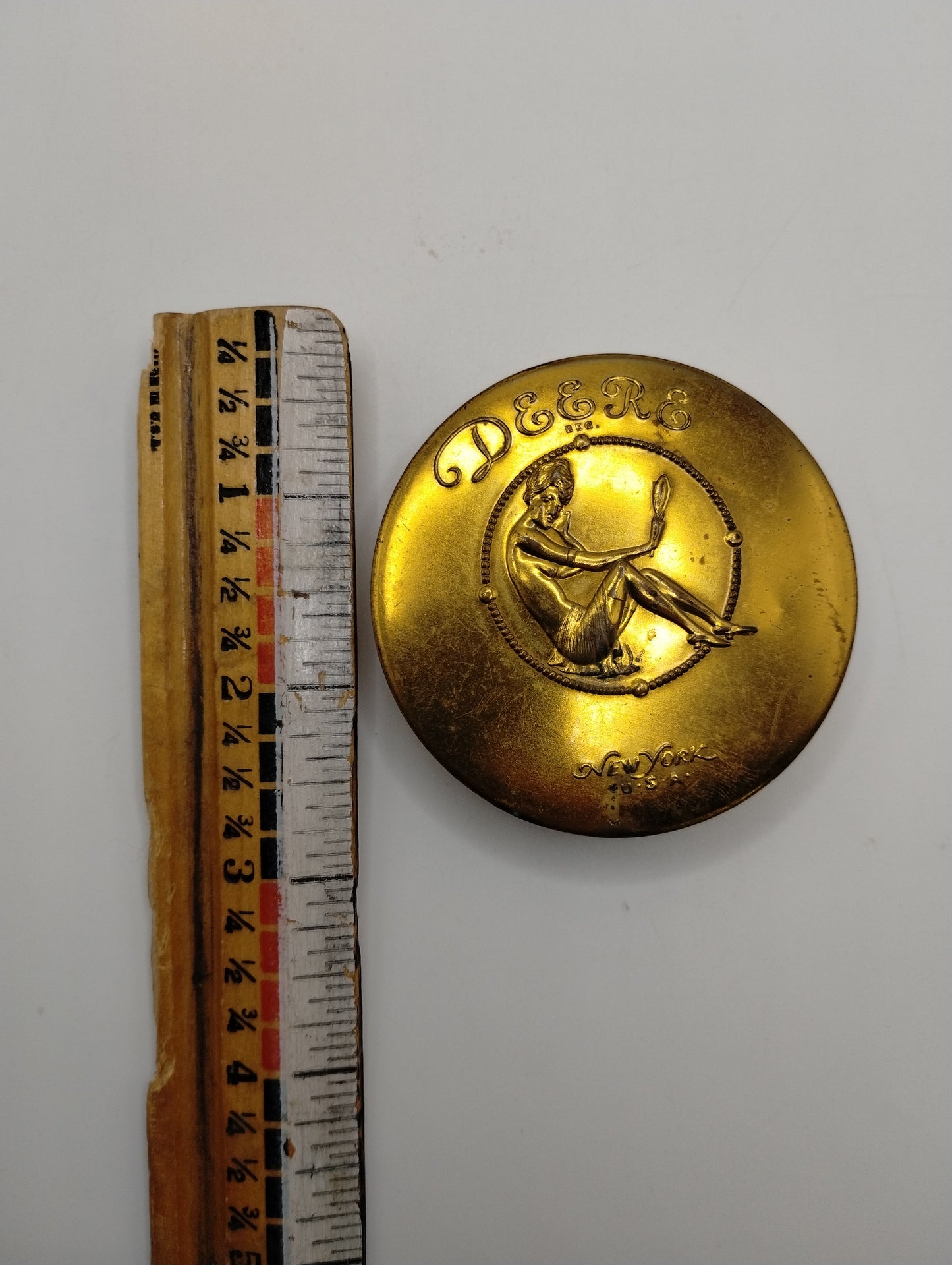Vintage Gold Tone Deere New York Flapper Lady Powder Compact