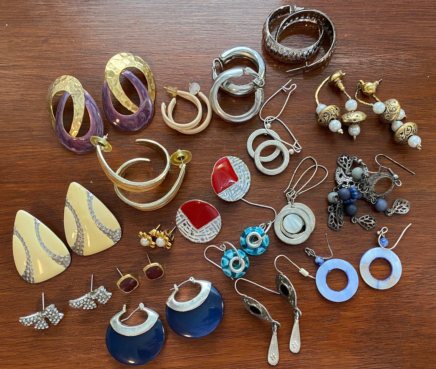 Lot of 18 Pairs of Pierced Earrings Metal Enamel 80's Rhinestone Gold Silver Dangly