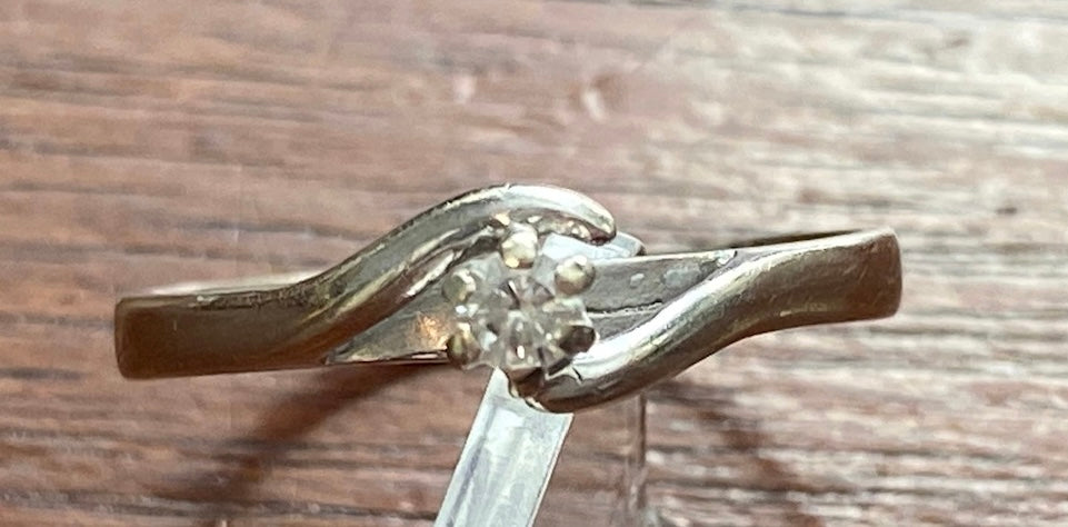10k White Gold .10ct Round Diamond Solitaire Bypass Style Ring Sz 7.5