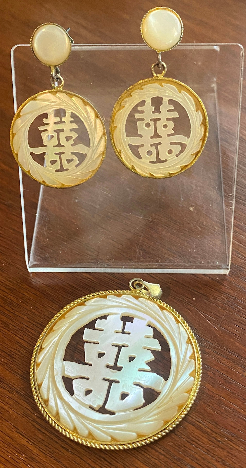 Vintage MOP Mother of Pearl Carved Asian Character Set Earrings Pendant Gold Tone