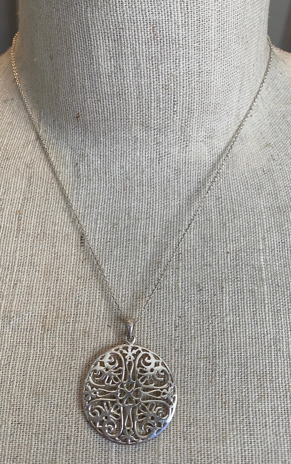 Sterling Silver 925 Chain Link Filigree Open Work Round Pendant Necklace
