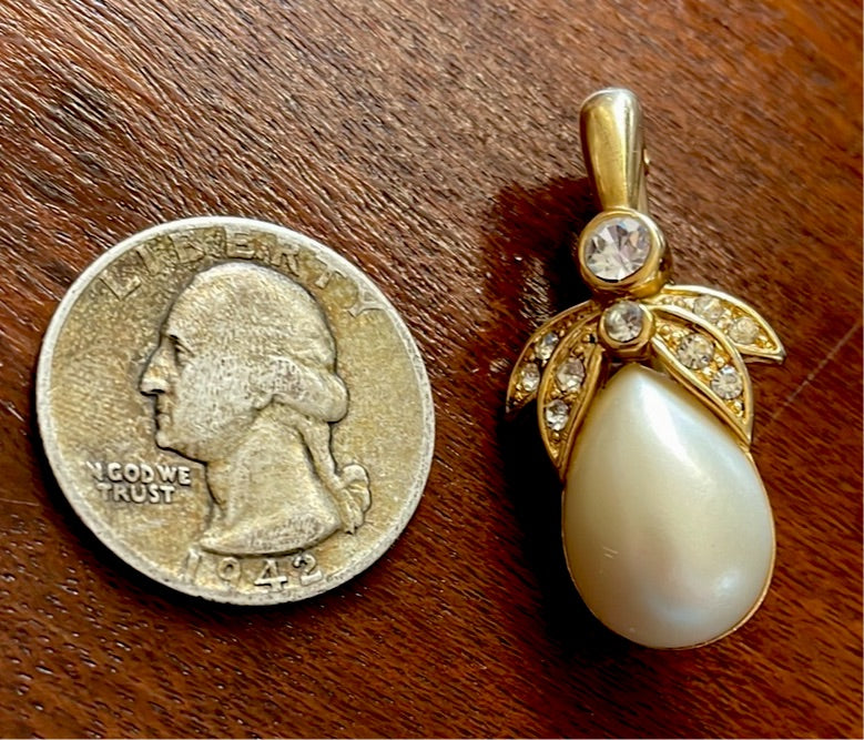Small Gold Tone Rhinestone Faux Tear Drop Pearl Scarf Clip Pendant