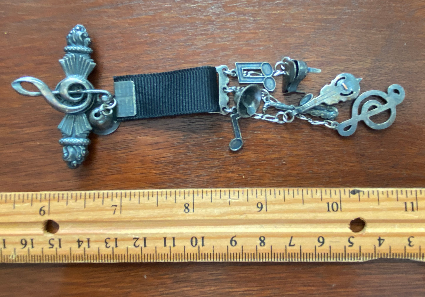 Pewter Tone Ribbon Music Theme Dangly Brooch Pin Charm Piano