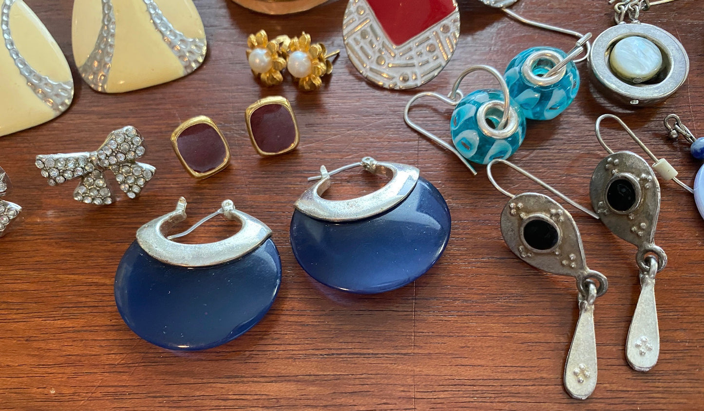 Lot of 18 Pairs of Pierced Earrings Metal Enamel 80's Rhinestone Gold Silver Dangly