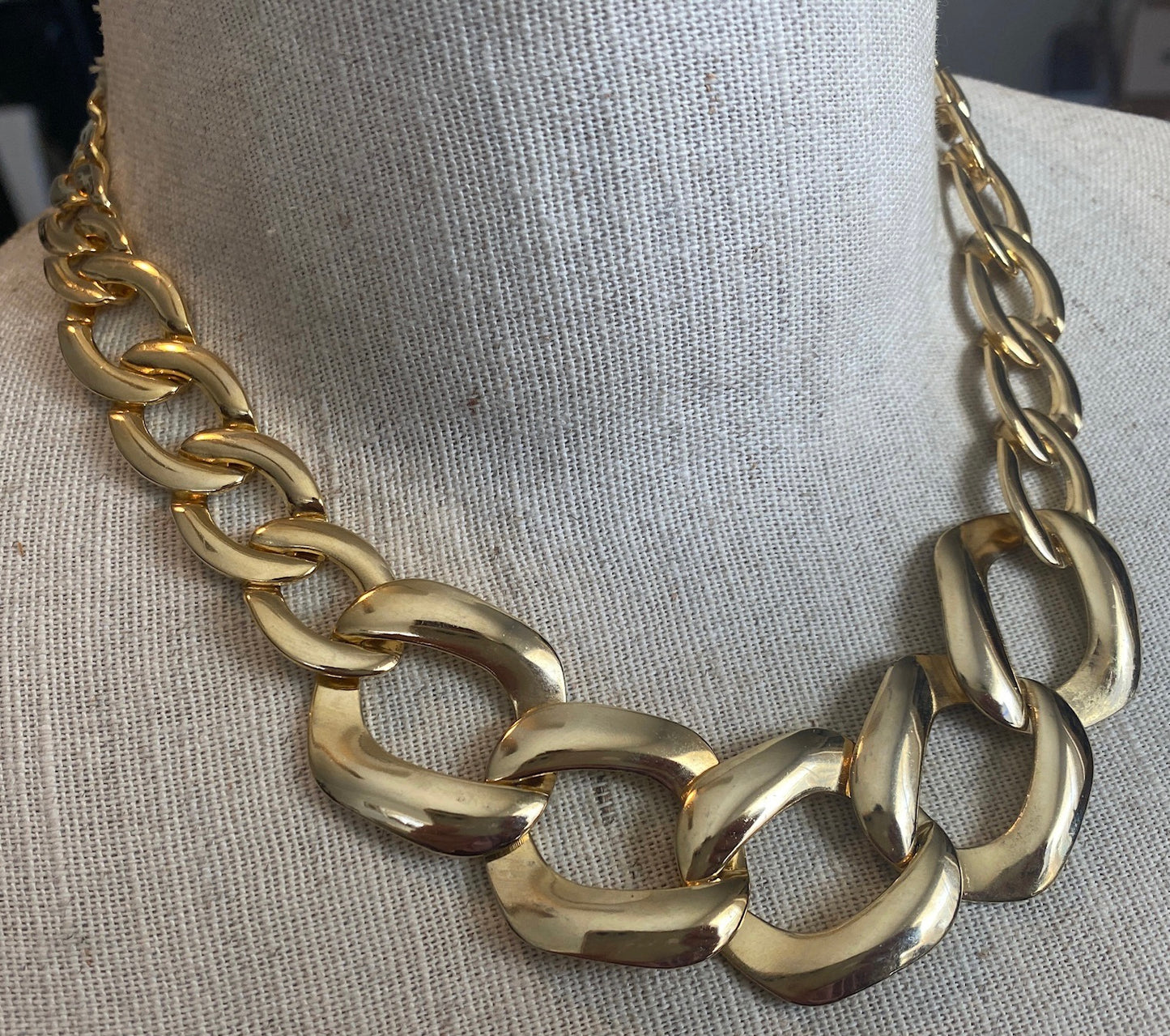 Vintage 80's Gold Tone Graduating Chain Link Collar Necklace