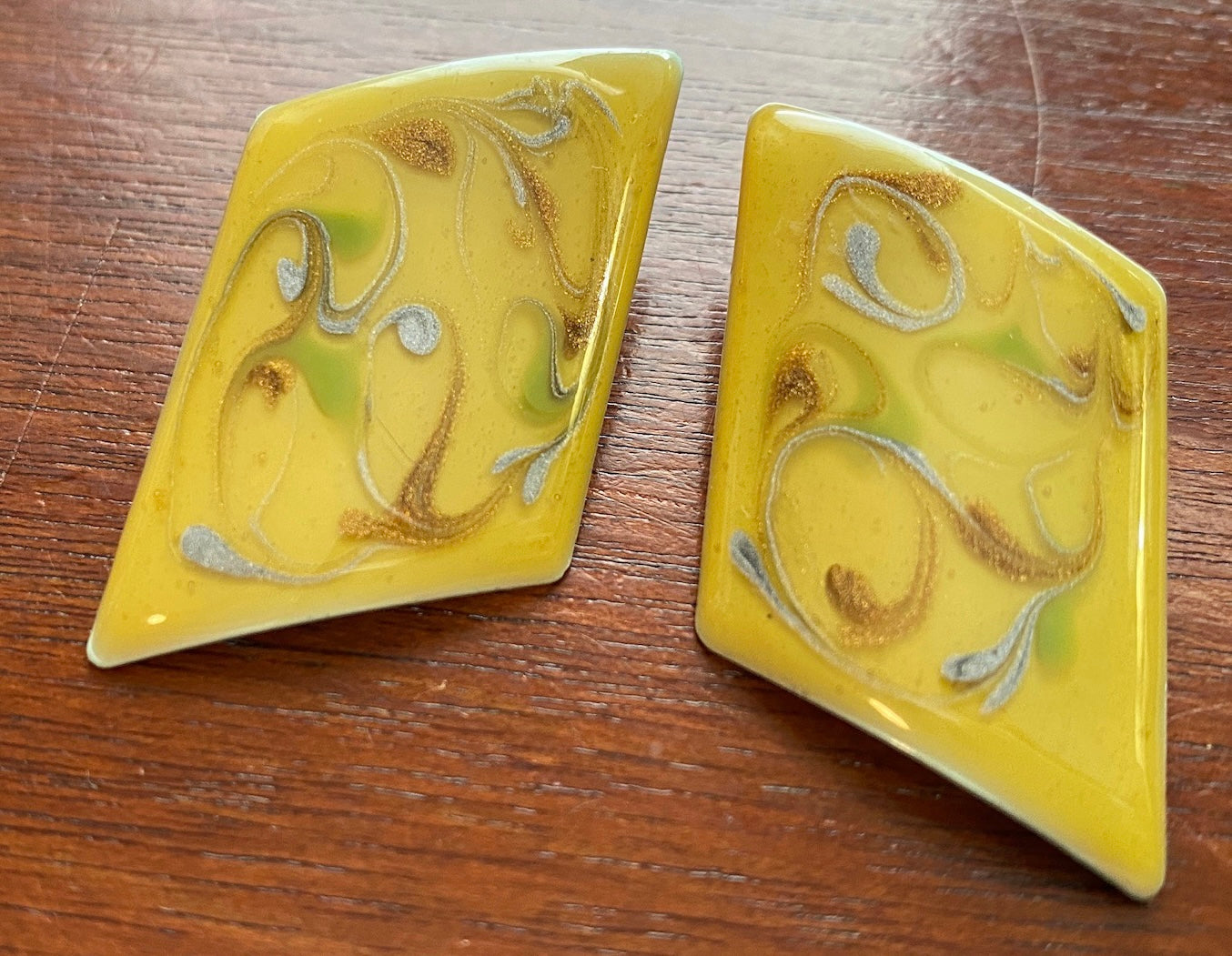 Vintage 80's Metal Enamel Swirl Retro Pierced Earrings