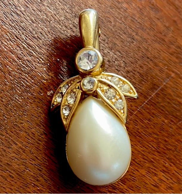 Small Gold Tone Rhinestone Faux Tear Drop Pearl Scarf Clip Pendant