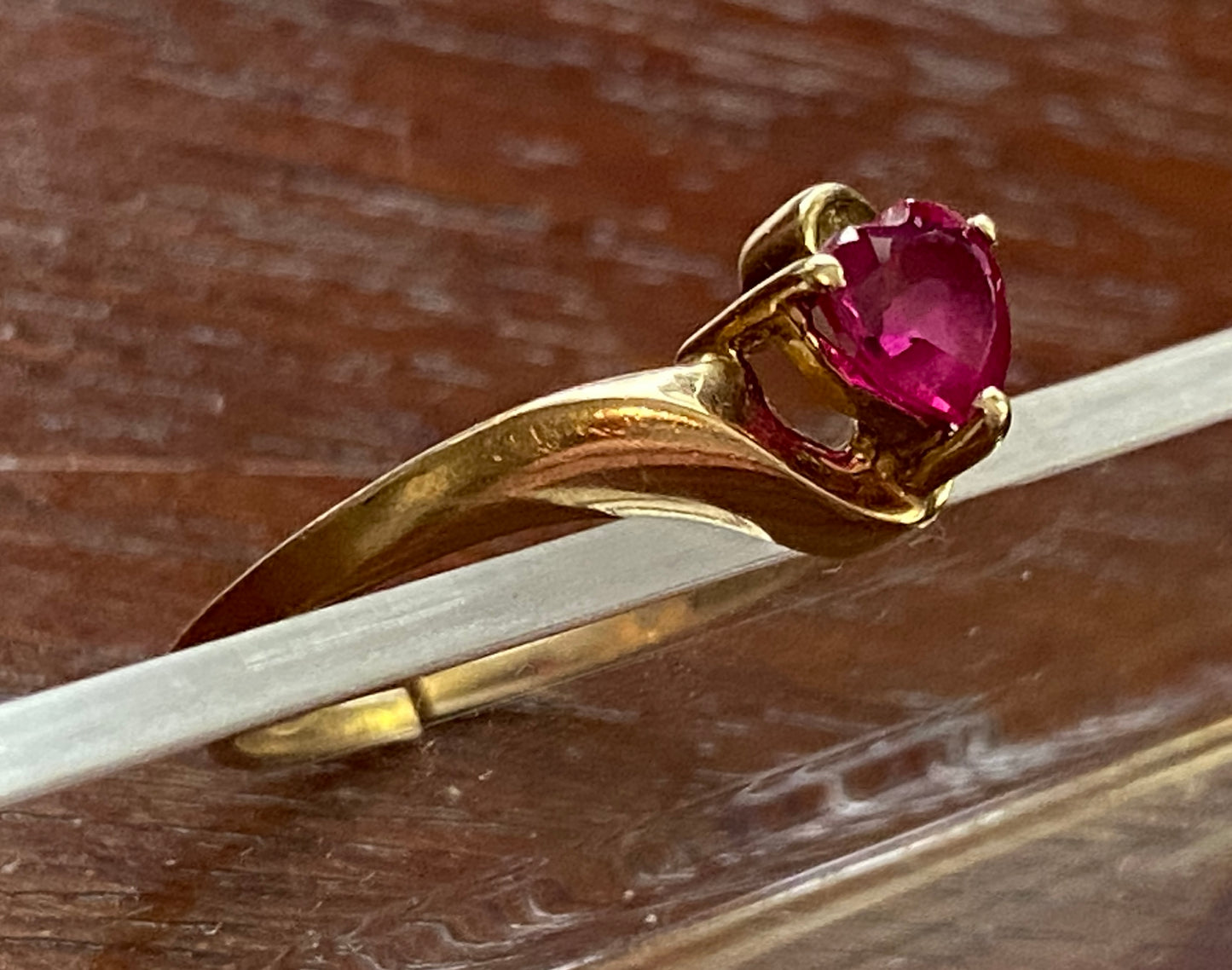 10k Yellow Gold Ruby Heart Ring Sz 7 Signed GTR AS IS