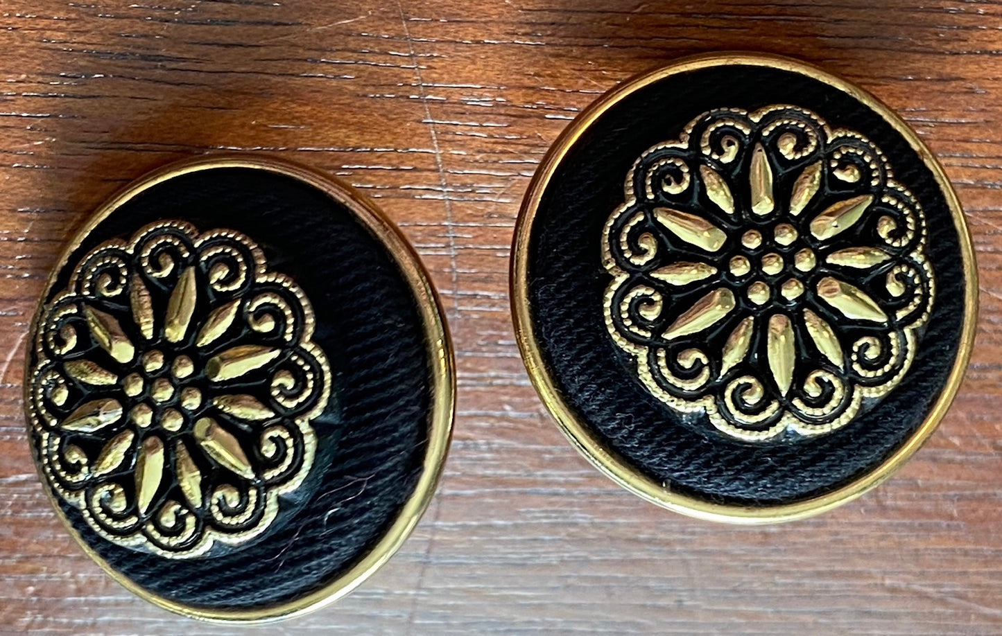 Vintage 80's Gold Tone Round Button Flower Pierced Earrings