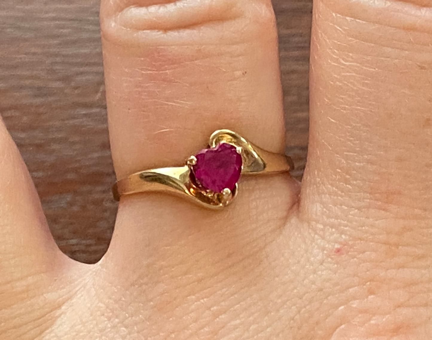 10k Yellow Gold Ruby Heart Ring Sz 7 Signed GTR AS IS