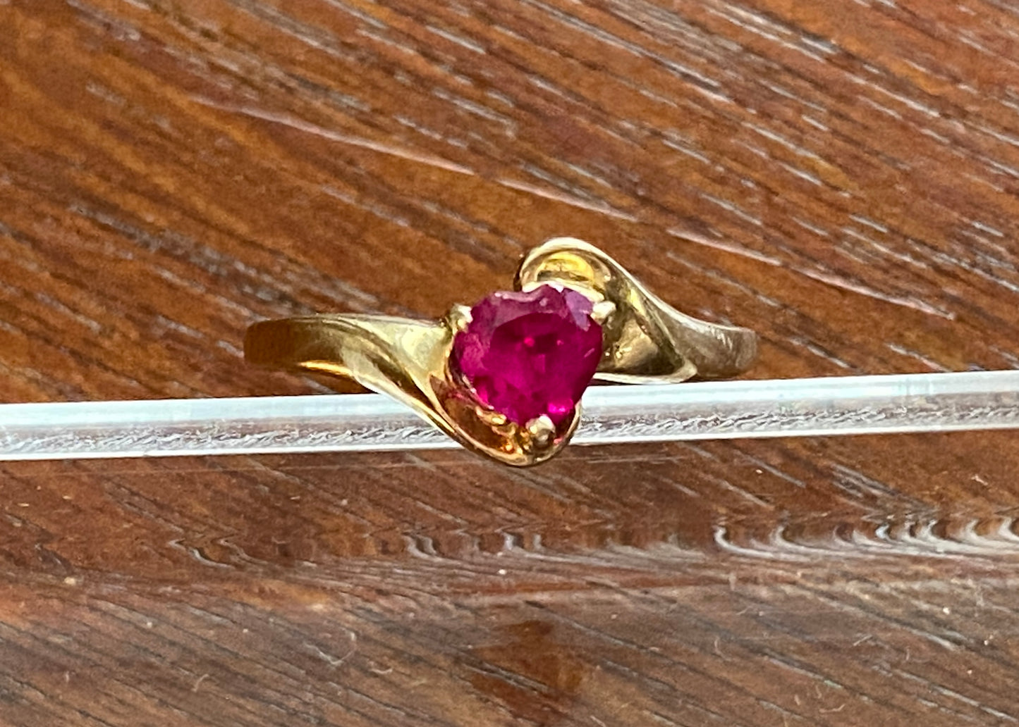 10k Yellow Gold Ruby Heart Ring Sz 7 Signed GTR AS IS