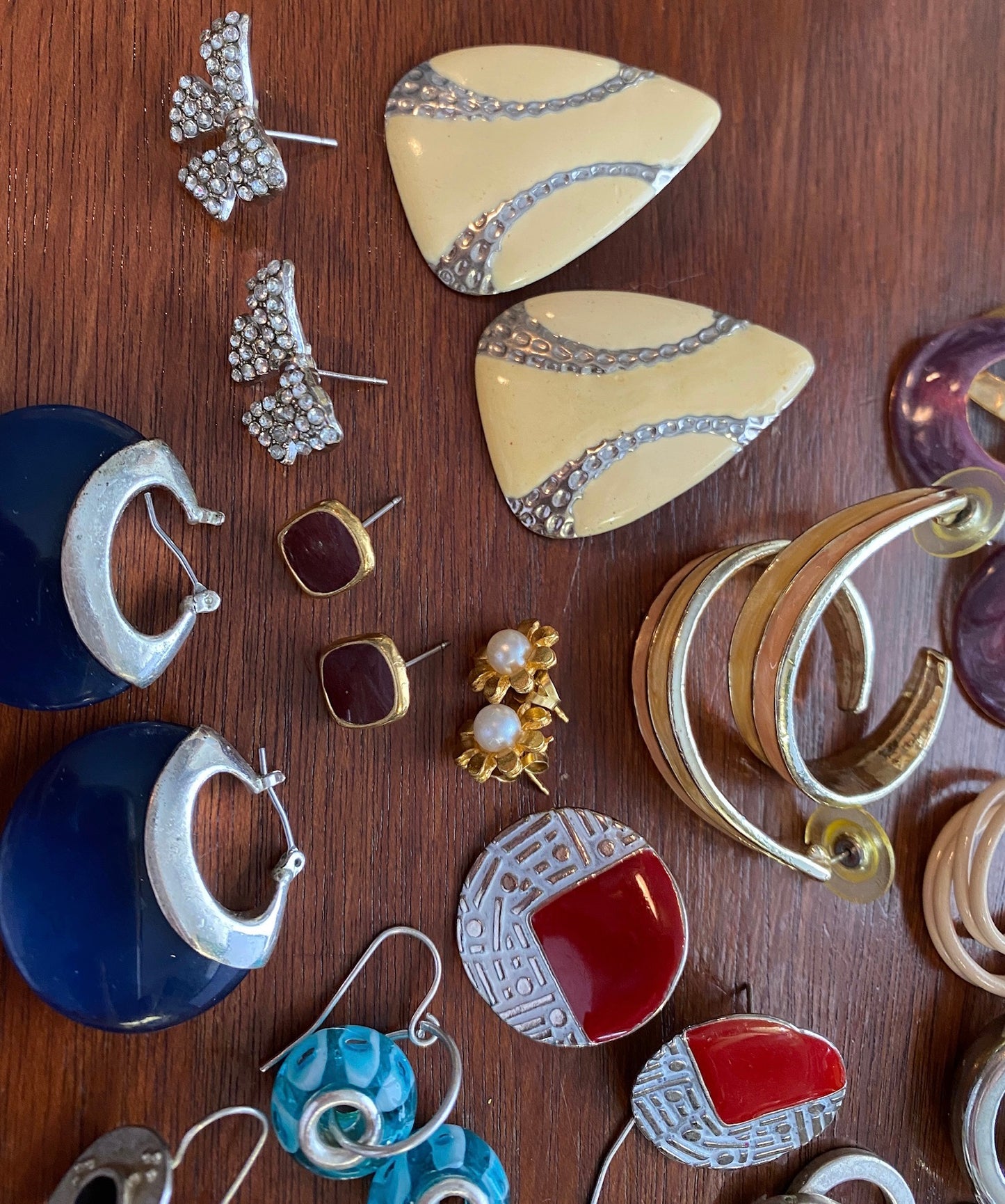 Lot of 18 Pairs of Pierced Earrings Metal Enamel 80's Rhinestone Gold Silver Dangly