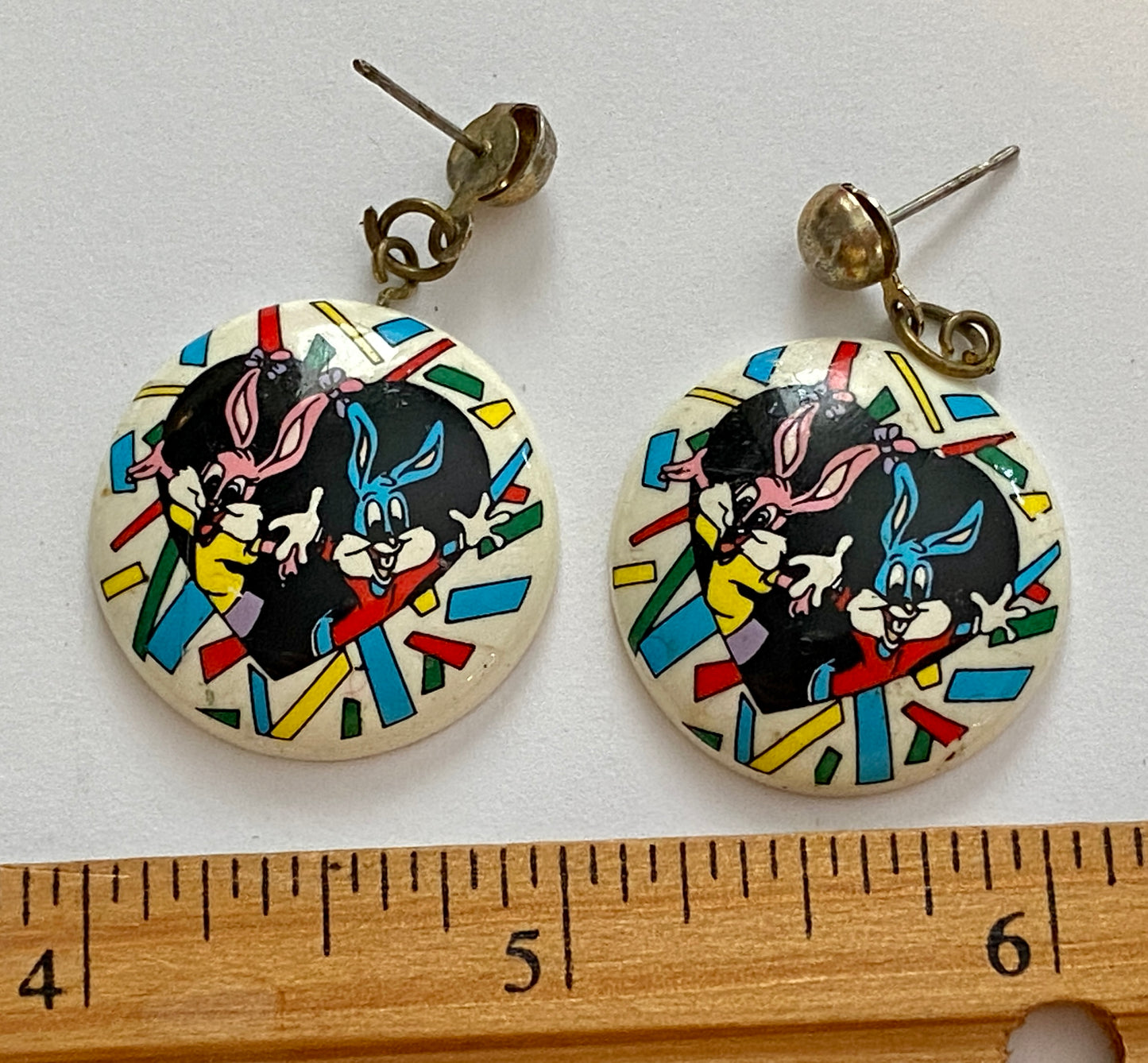 1990 TM Warner Brothers Bugs Bunny Drop Dangle Earrings