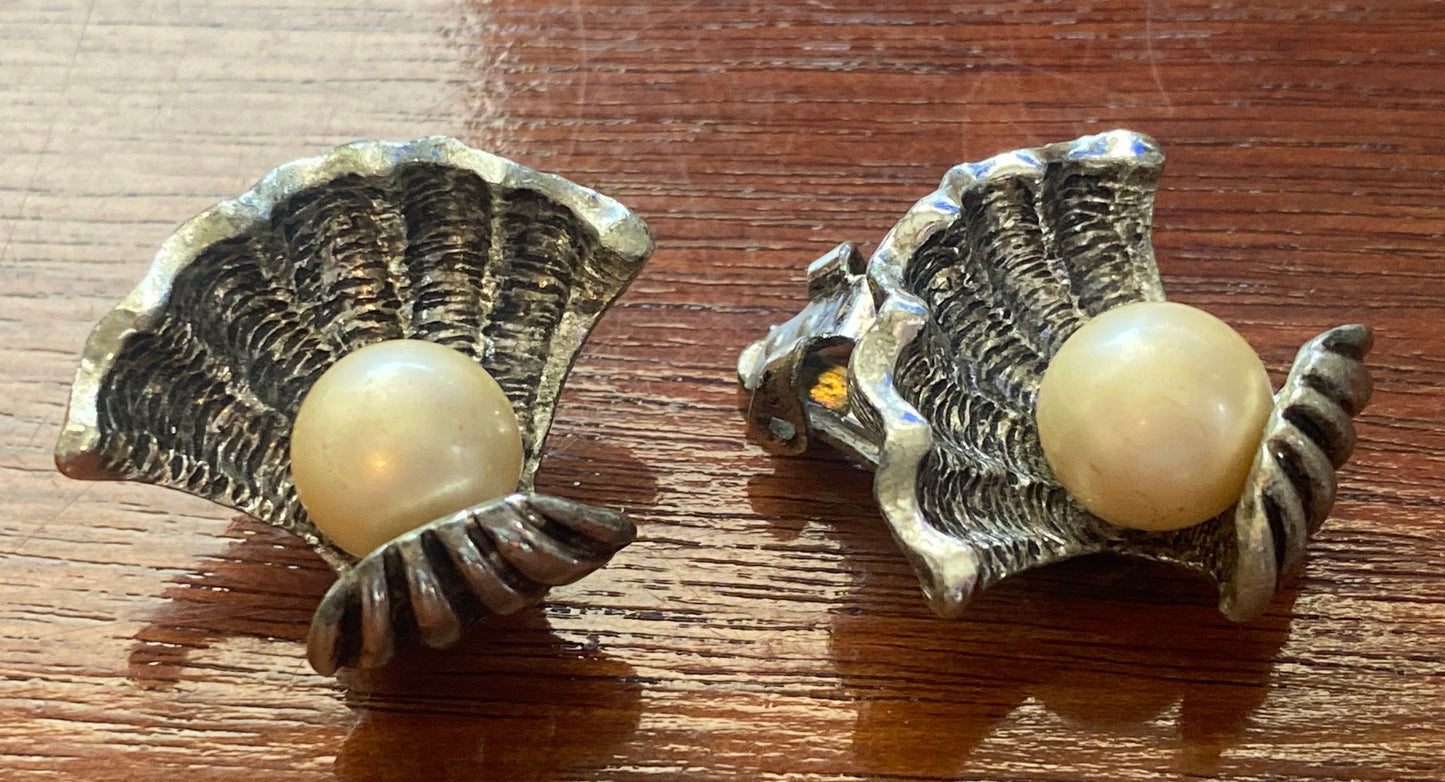 Vintage Signed Judy Lee Silvertone Faux Pearl Shell Clip on Earrings