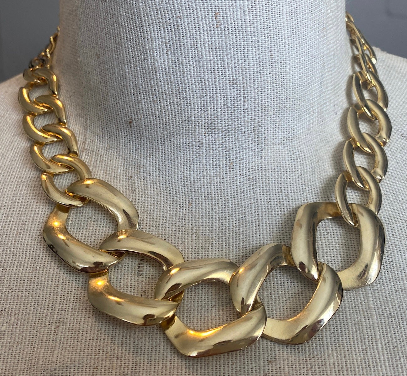 Vintage 80's Gold Tone Graduating Chain Link Collar Necklace