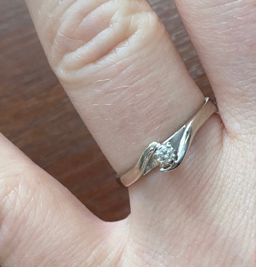 10k White Gold .10ct Round Diamond Solitaire Bypass Style Ring Sz 7.5