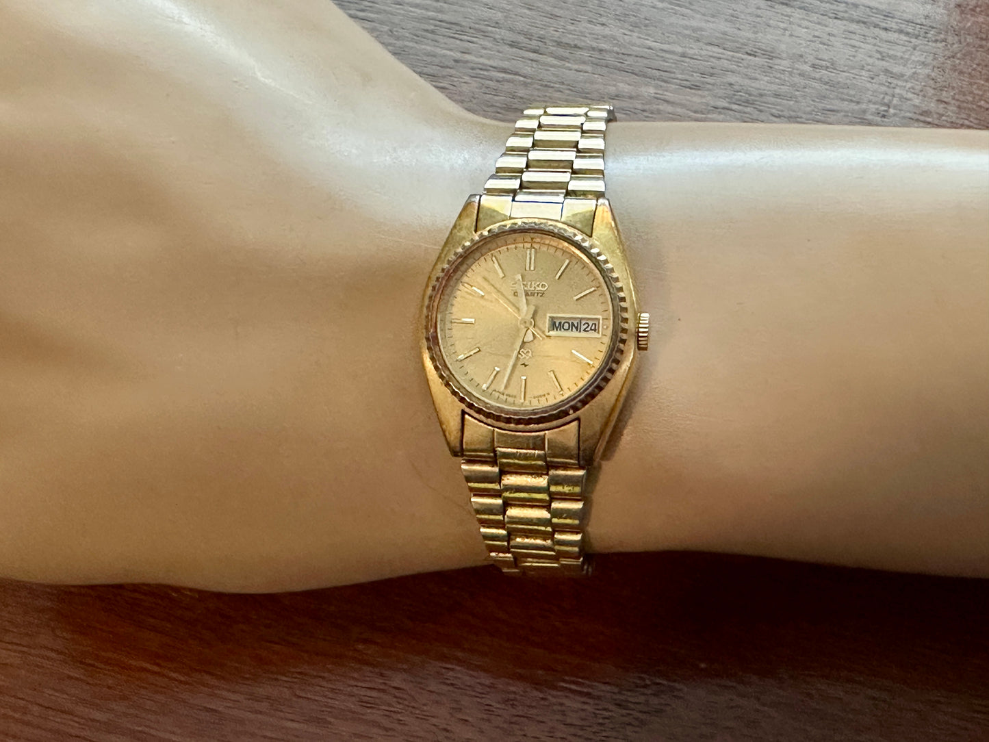 Woman's Vintage Gold Seiko Quartz Watch Wristwatch Day Date 8523-0050