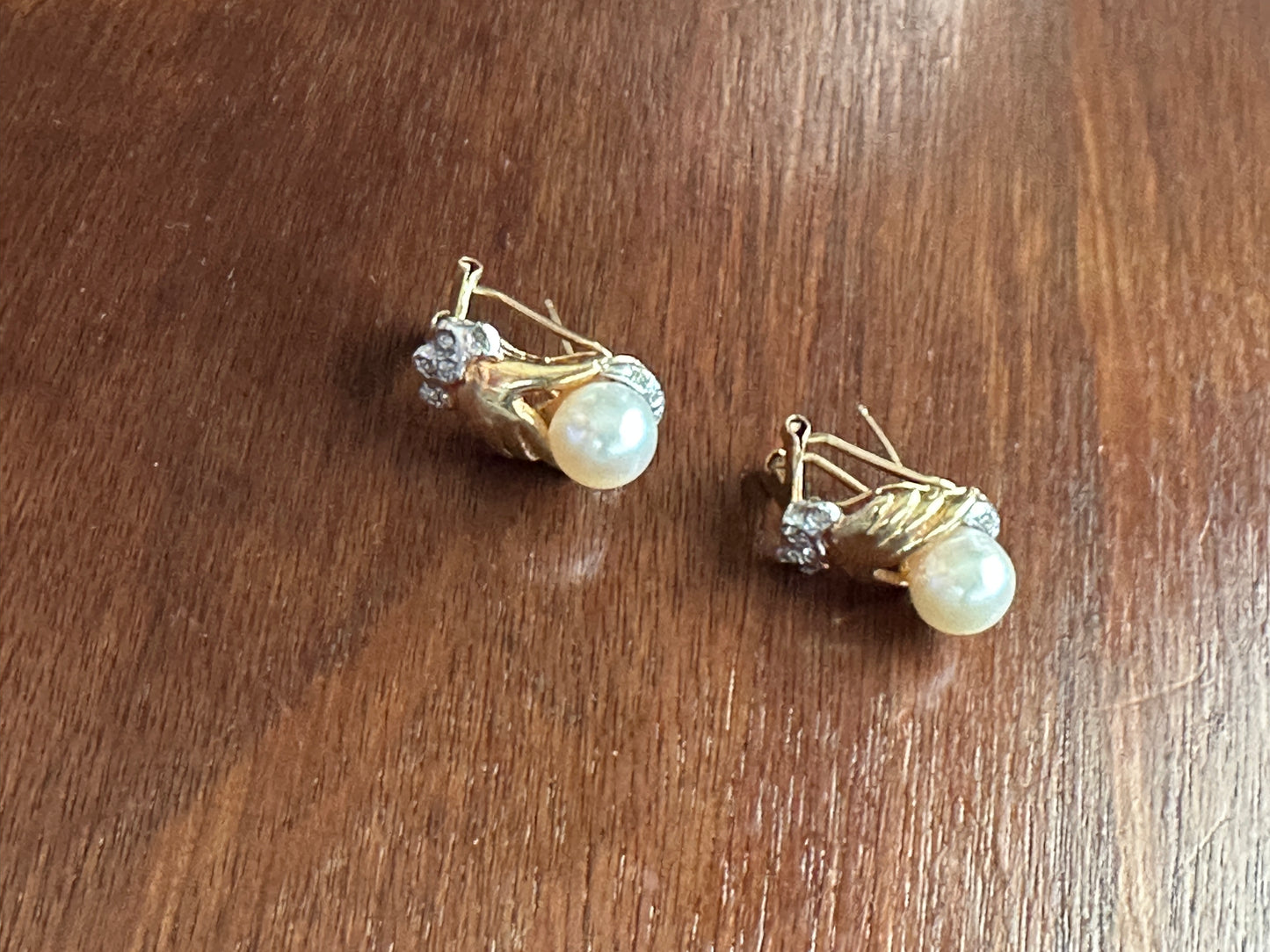 14k (585) Yellow Gold Pearl Diamond Gloved Hands Pierced Earrings DAMAGED