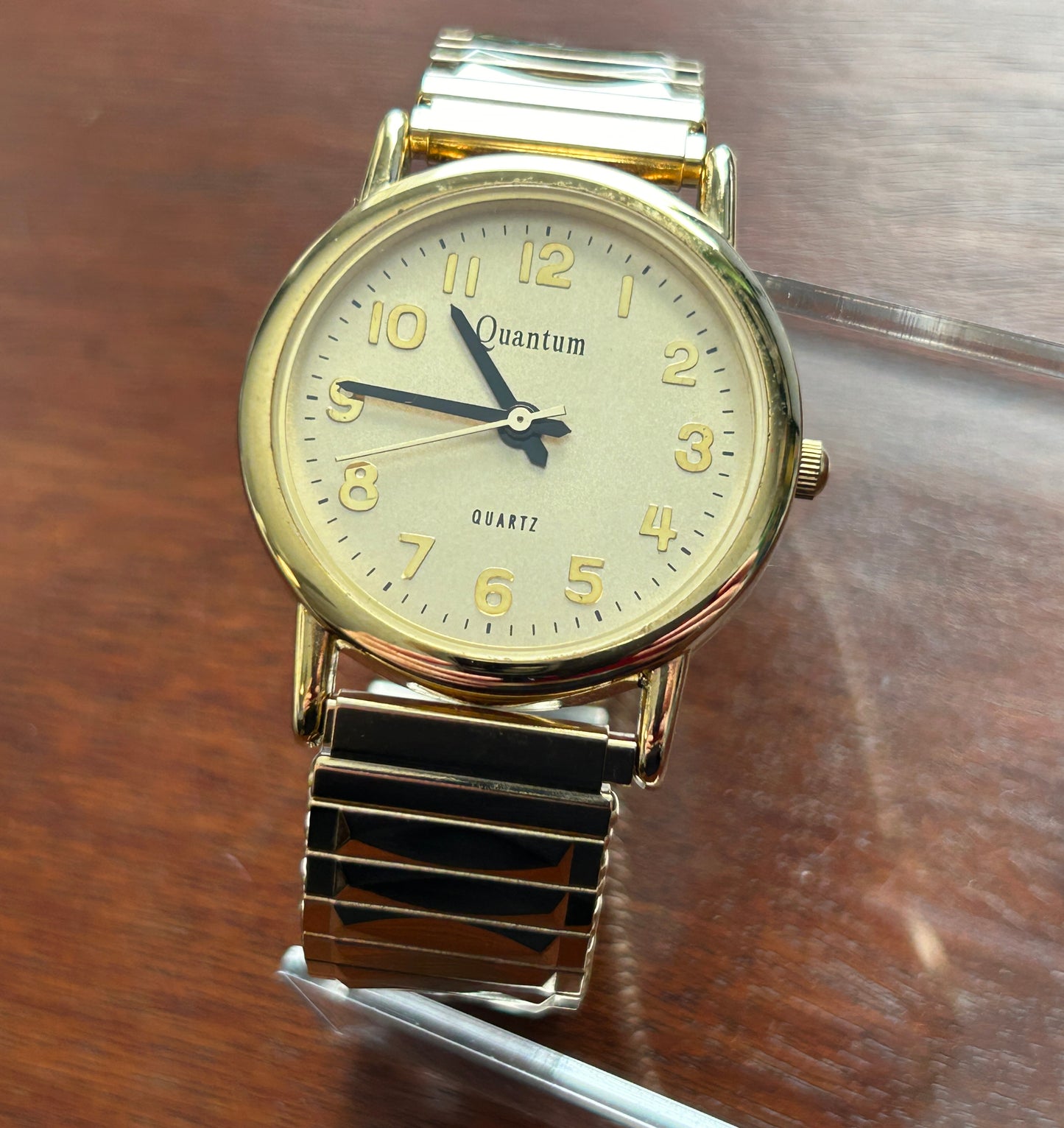 Vintage Gold Tone Mens Quantum Quartz Wristwatch Stretch Band