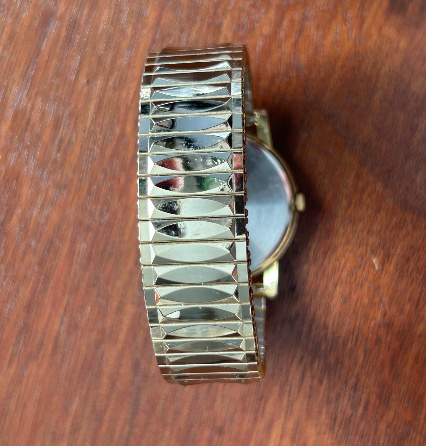 Vintage Gold Tone Mens Quantum Quartz Wristwatch Stretch Band