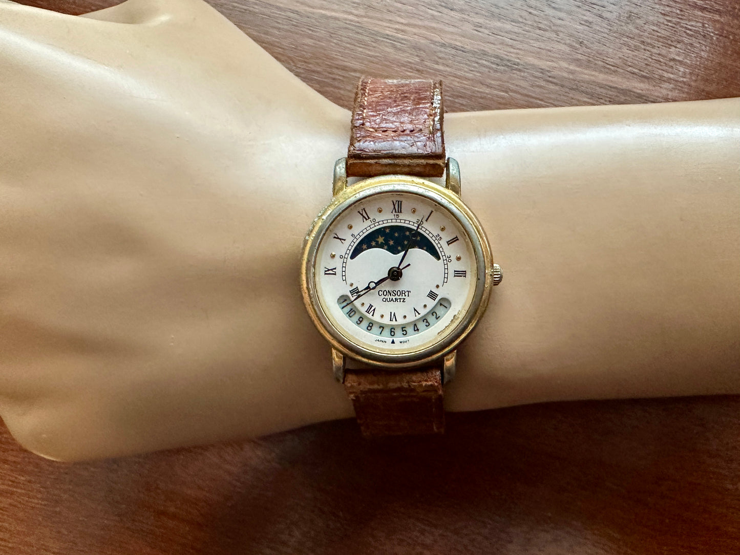 Vintage Consort Quartz Gold Tone Moon Phase Day Date Watch Wristwatch