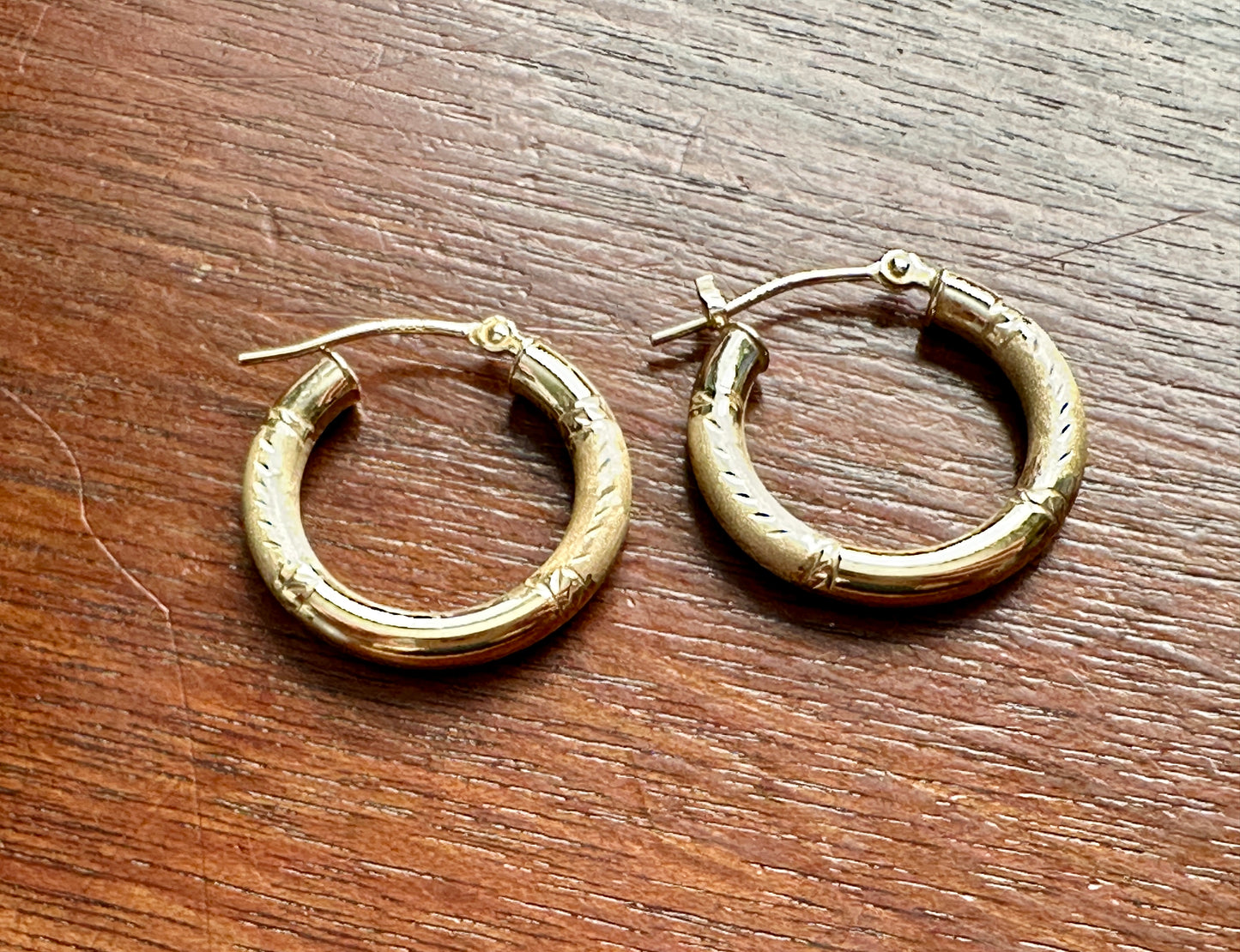 Signed OR 14k Yellow Gold Etched Patterned Gold Hoop Earrings DAMAGED