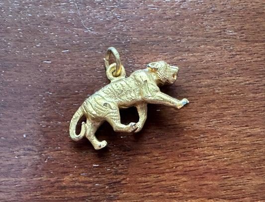 Vintage Gold Tone Textured Panther Lion Jaguar Charm Pendant