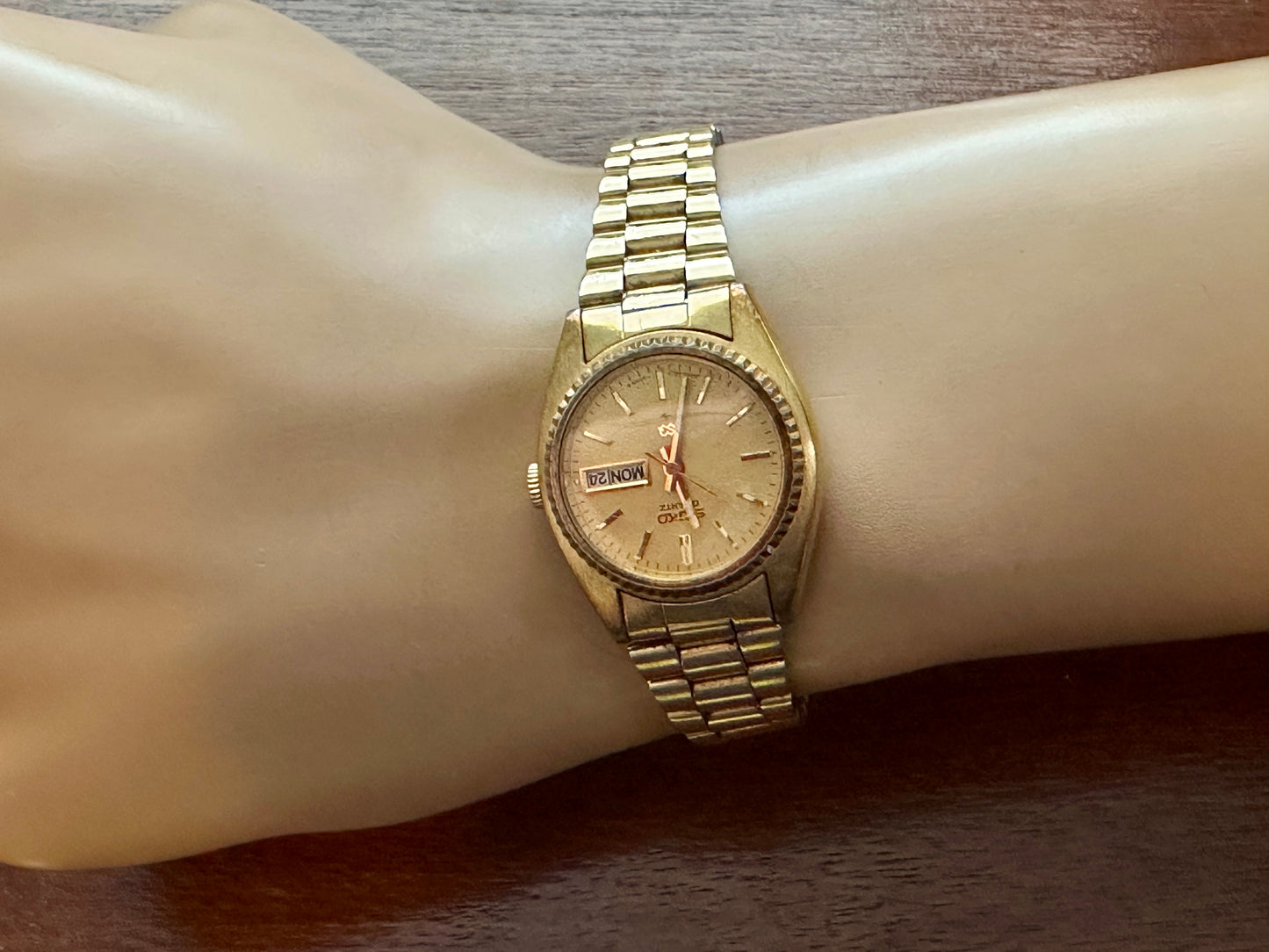 Woman's Vintage Gold Seiko Quartz Watch Wristwatch Day Date 8523-0050