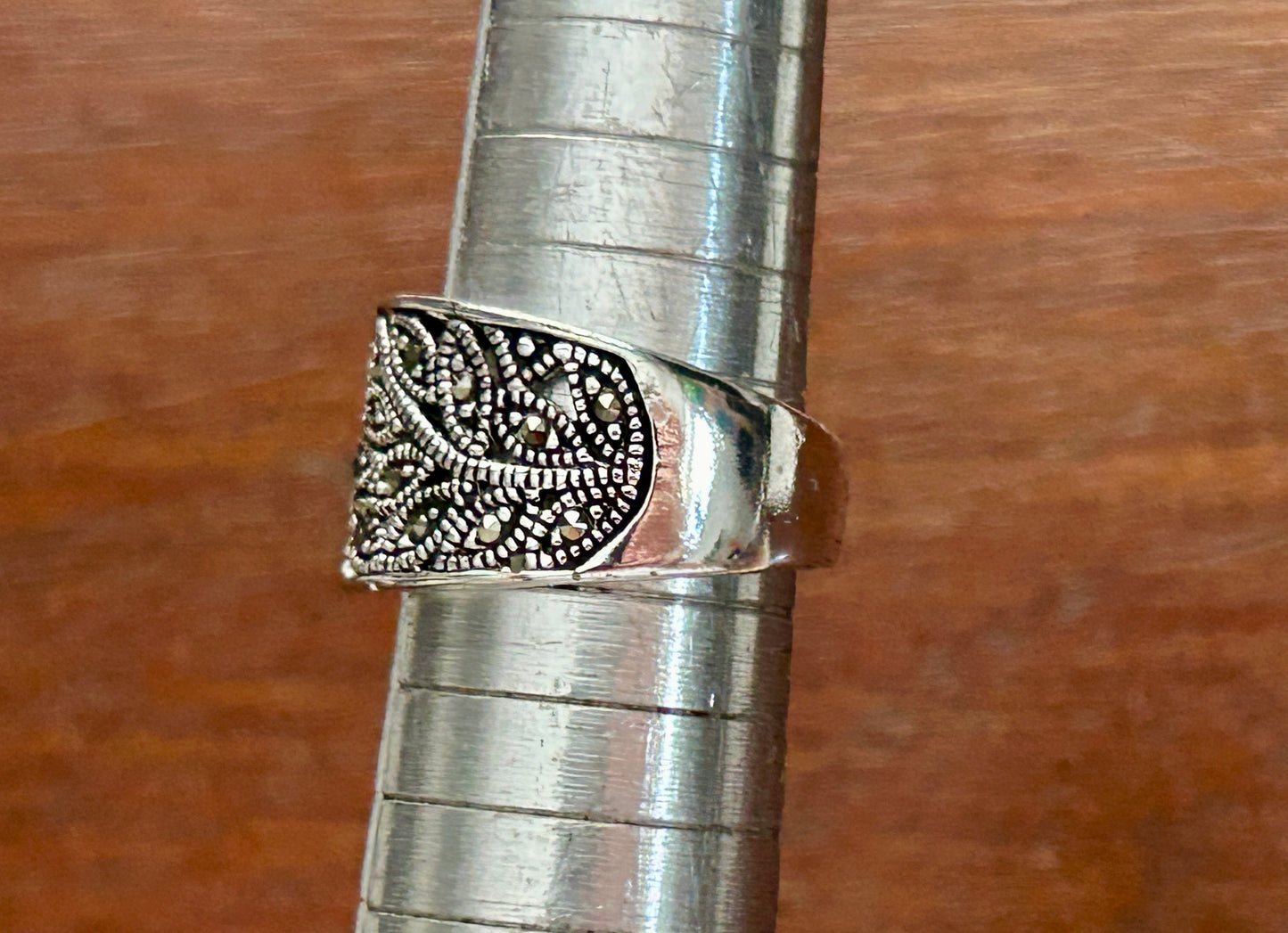 Silver Tone Marcasite Wide Floral Leaf Motif Ring Band Sz 7.5