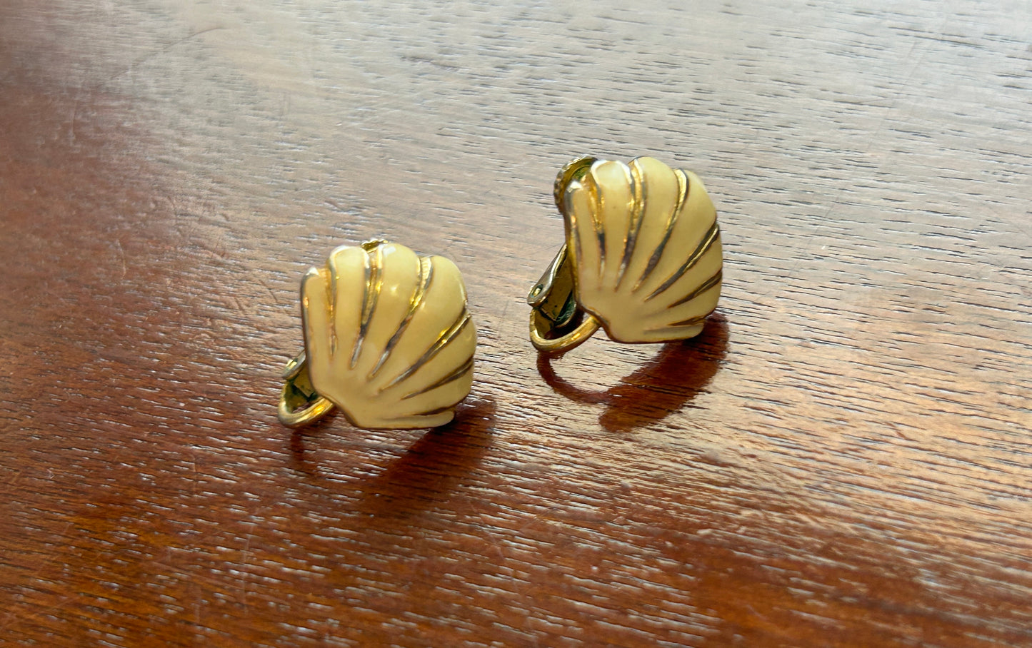 Vintage Signed Goldette Cream Ivory Enamel Gold Tone Shell Screwback Earrings