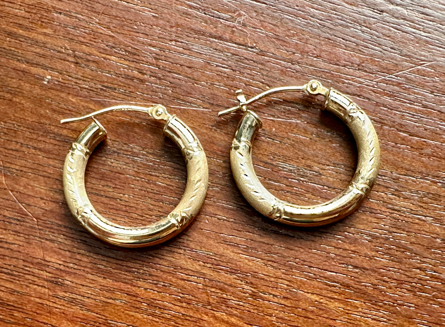 Signed OR 14k Yellow Gold Etched Patterned Gold Hoop Earrings DAMAGED