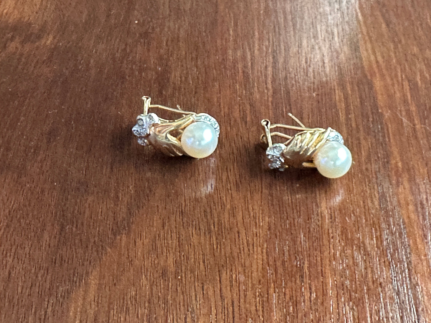 14k (585) Yellow Gold Pearl Diamond Gloved Hands Pierced Earrings DAMAGED