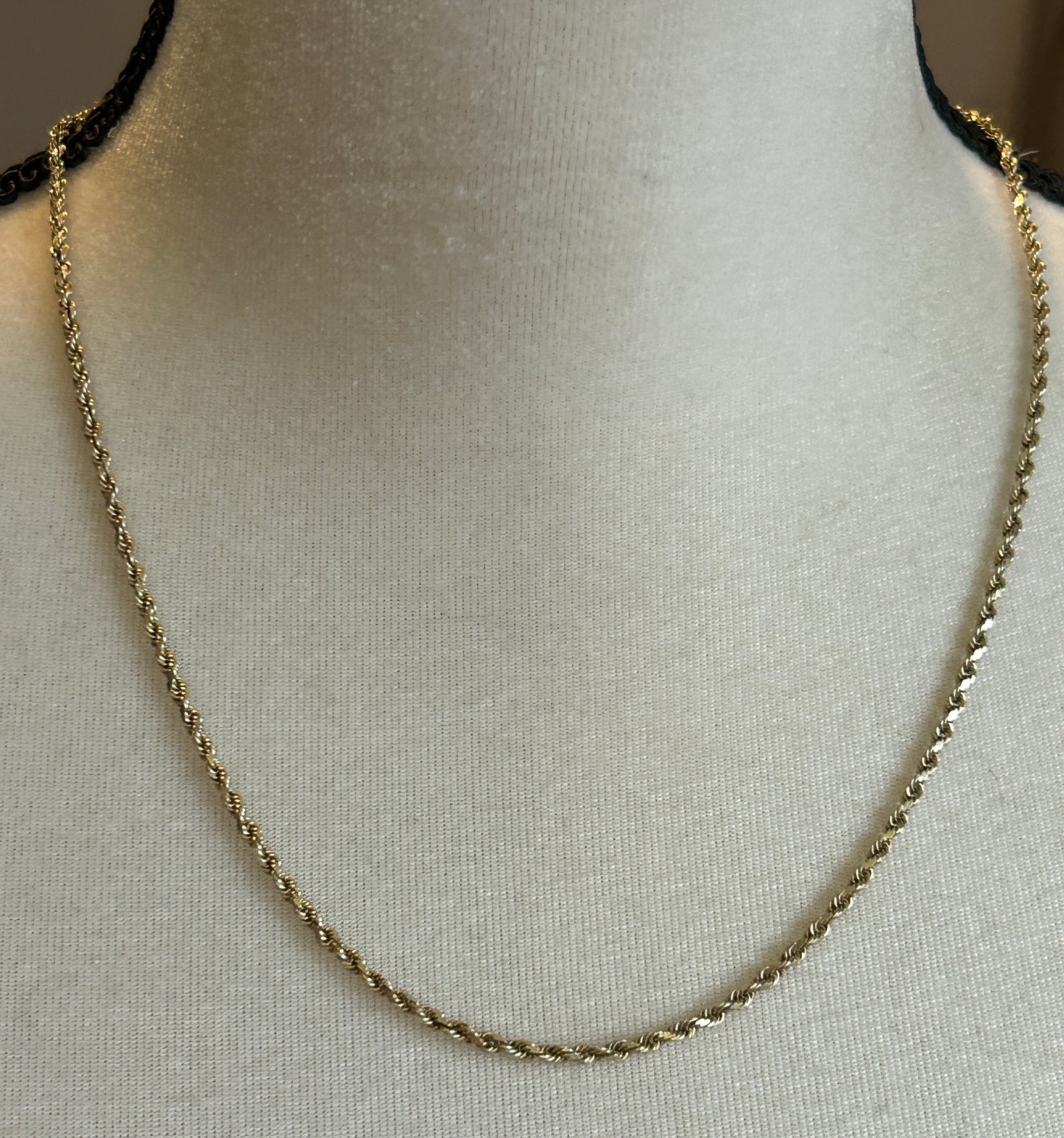 10k Yellow Gold Twist Chain Necklace 21" Long x 2mm Wide