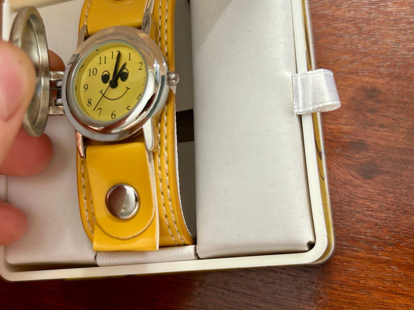 Frenzy New York FR282 Smiley Face Analog Yellow Strap Watch in Box Quartz