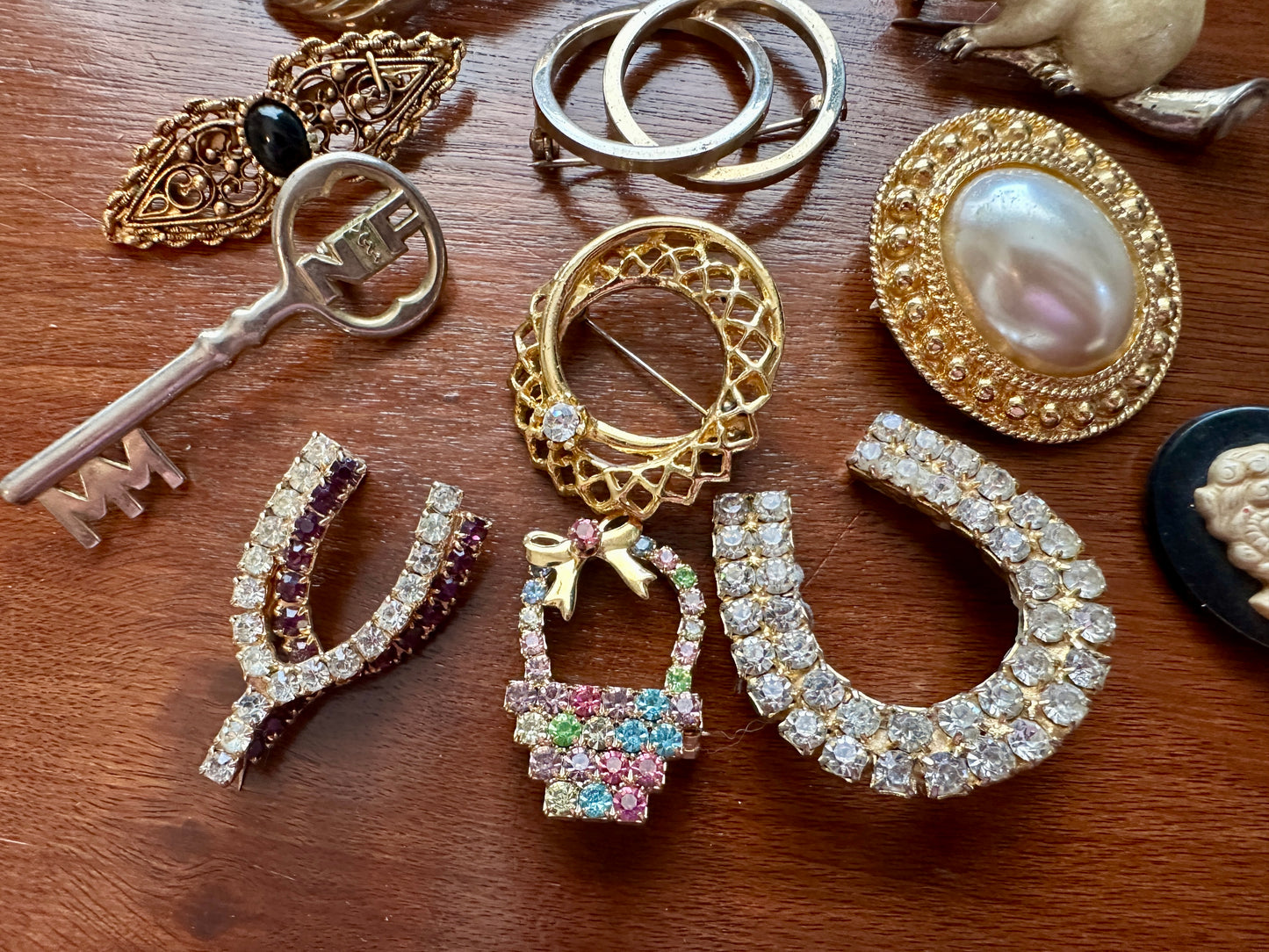 Lot of Vintage Unsigned Brooh Pinbacks Scarf Clips Lot Rhinestone Cameo Pearl