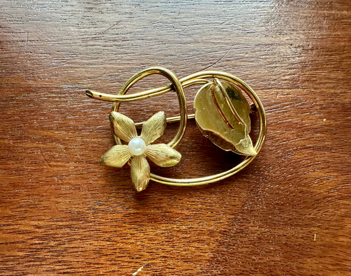 Vintage Signed Wells 14k Yellow Gold Filled Pearl Flower Leaf Brooch Pin