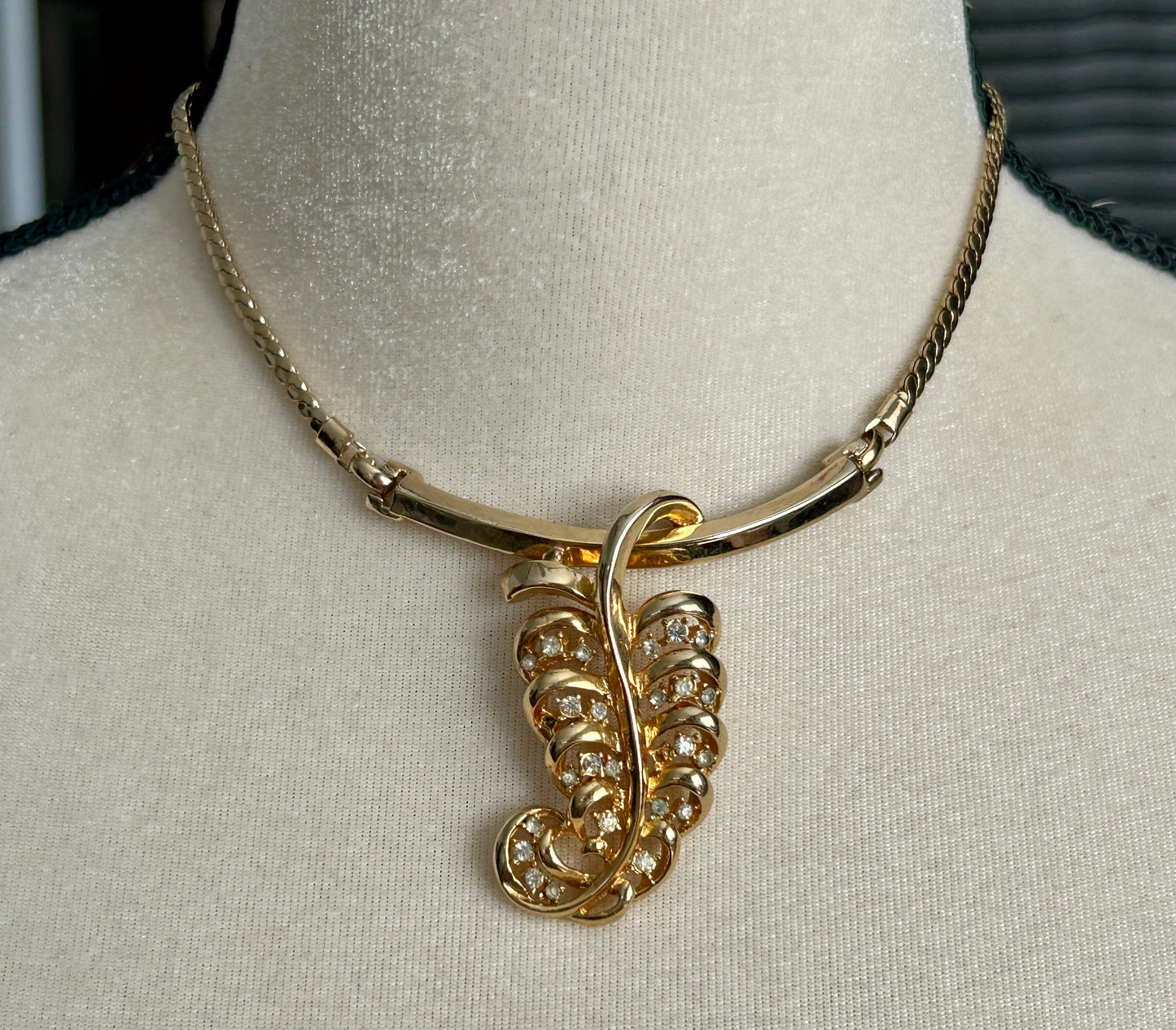 Vintage Signed Coro Gold Tone Rhinestone Pendant Leaf Filigree Necklace