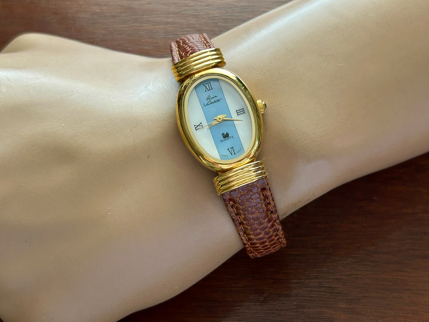 NOS Gloria Vanderbilt Gold Tone Leaeterh MOP Pearl Quartz Womens Wristwatch